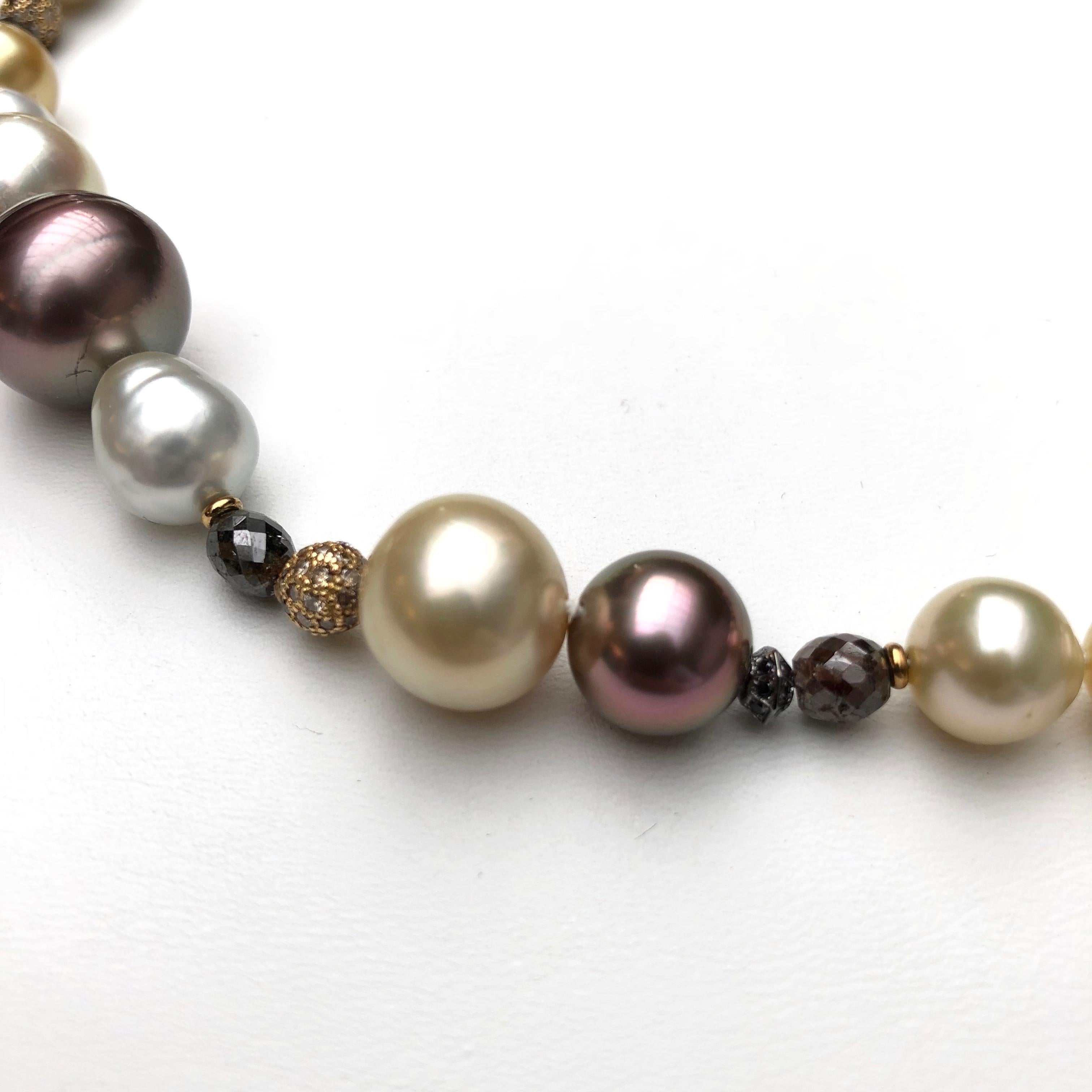 18 Karat Rose Gold Sparkling Multi-Color Cultured Pearl and Diamond Necklace In New Condition For Sale In Wiernsheim, DE