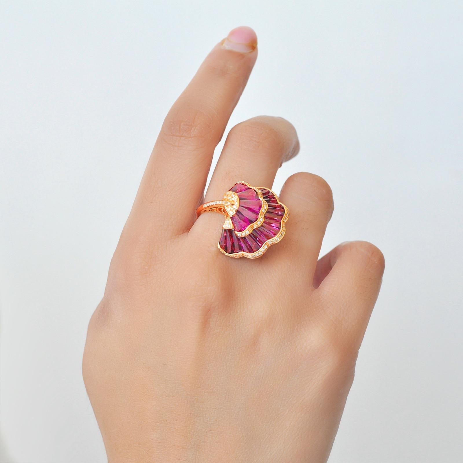 Anello couture in oro rosa 18 carati con taglio speciale a baguette di rodolite e foglia di ginkgo

Questo squisito anello con rodolite in oro rosa 18 carati è stato progettato con maestria per incarnare lusso e raffinatezza. Questo pezzo mozzafiato