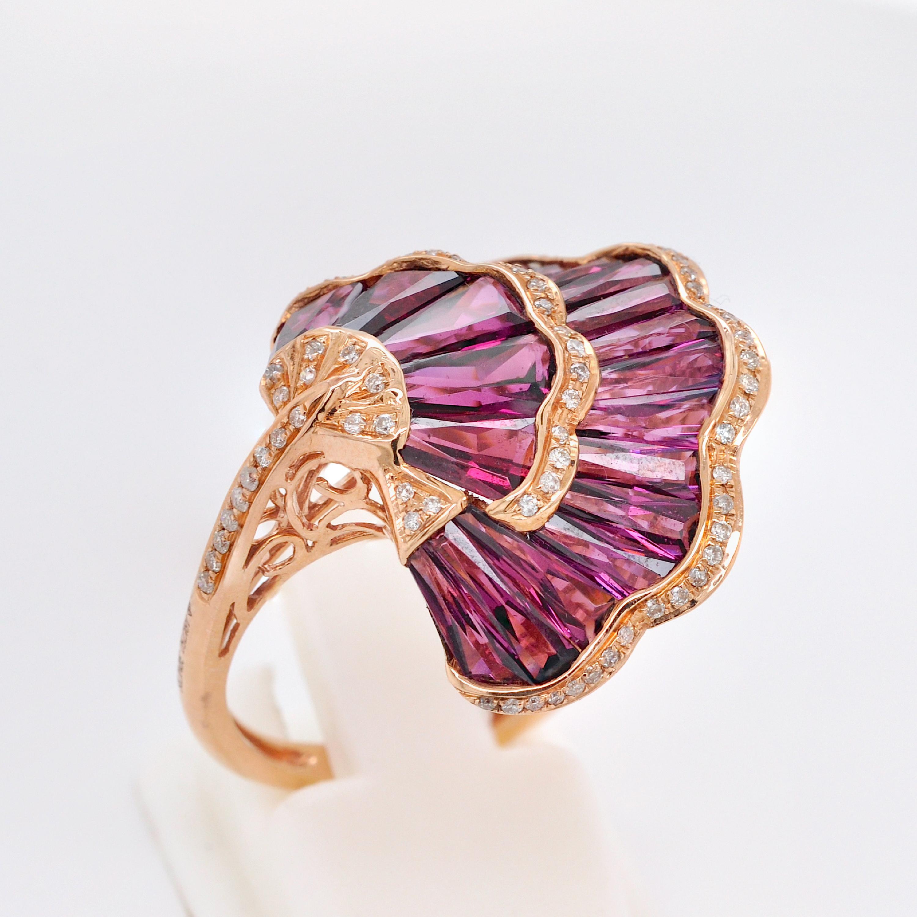 Baguette rastremato Anello Couture in oro rosa 18 carati con taglio speciale Baguette Rhodolite Ginkgo Leaf in vendita