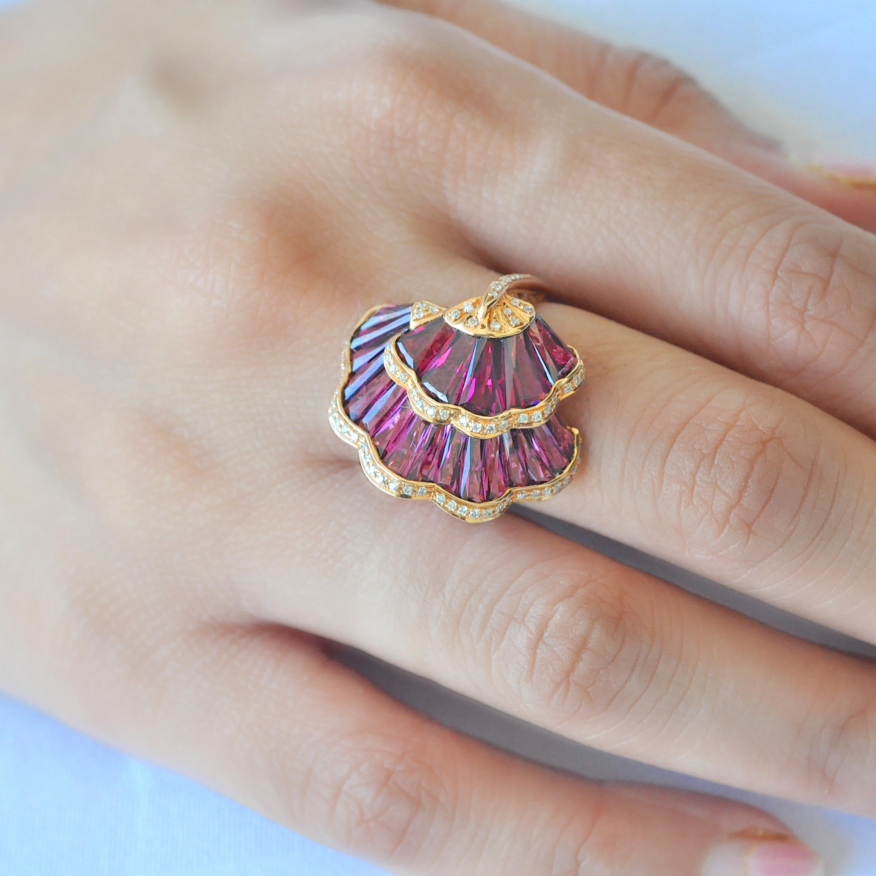 Anello Couture in oro rosa 18 carati con taglio speciale Baguette Rhodolite Ginkgo Leaf In condizioni Nuovo in vendita a Jaipur, Rajasthan