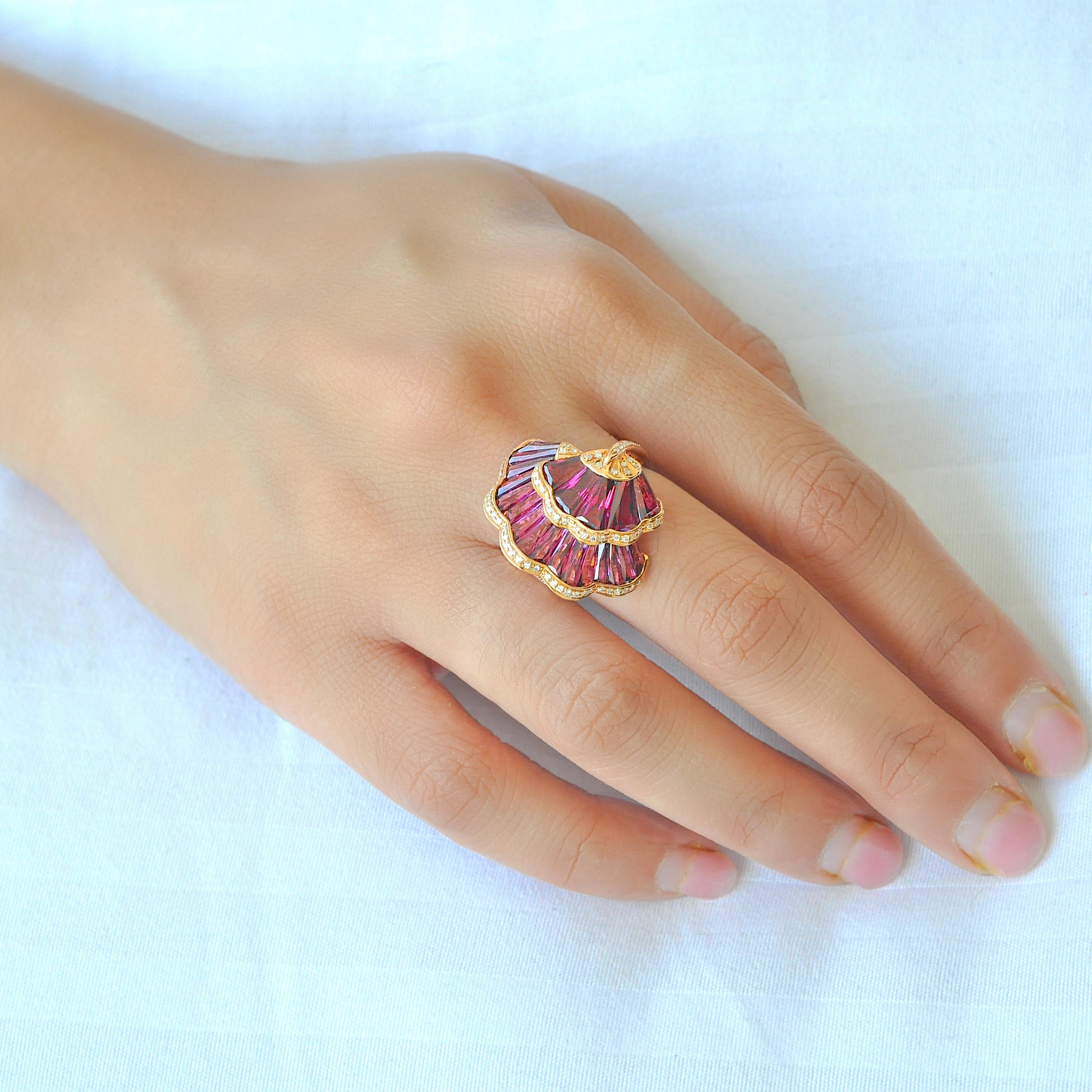 Anello Couture in oro rosa 18 carati con taglio speciale Baguette Rhodolite Ginkgo Leaf in vendita 1
