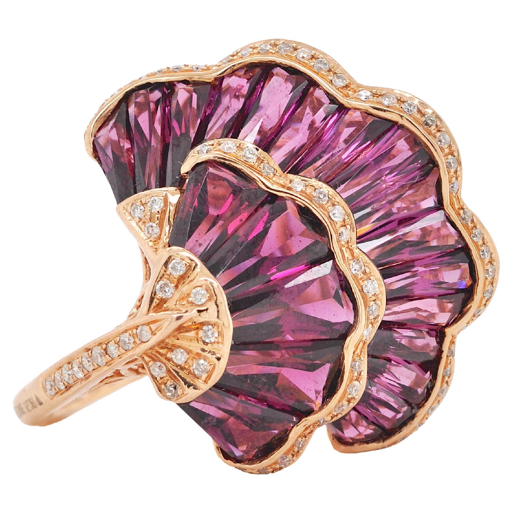 Anello Couture in oro rosa 18 carati con taglio speciale Baguette Rhodolite Ginkgo Leaf in vendita