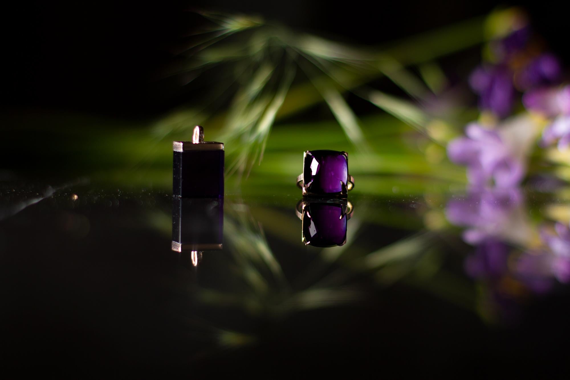This cocktail ring is made of 18 karat rose gold and sugarloaf cut natural amethyst (12x12 mm, 0,47x0,47 inches). This ring can be personally signed. 

When for most of the gem it works the way: the smaller prongs the better. This is the shape and