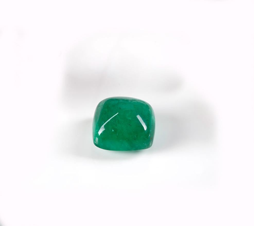 This ring is made of 18 karat rose gold with sugarloaf cut natural green emerald (9,25 carats). 

When for most of the gem it works the way: the smaller prongs the better. This is the shape and size of the gem that we really enjoy to see avoiding