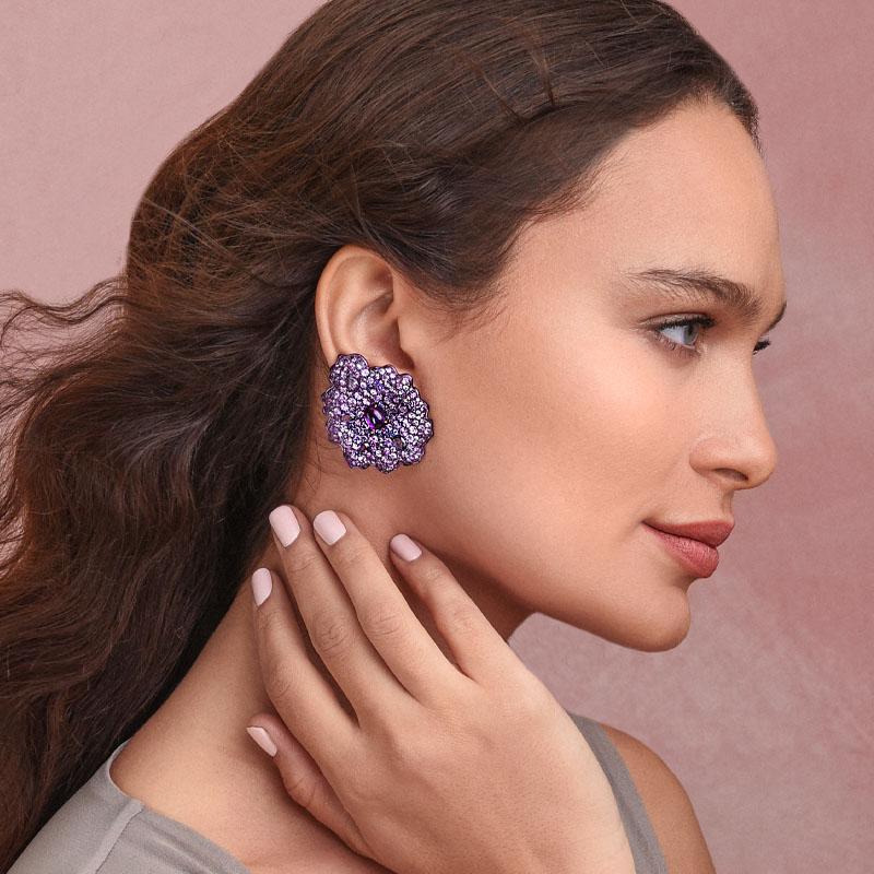 Contemporain Boucles d'oreilles Medi en or rose 18 carats, titane, saphirs violets, améthystes et diamants en vente