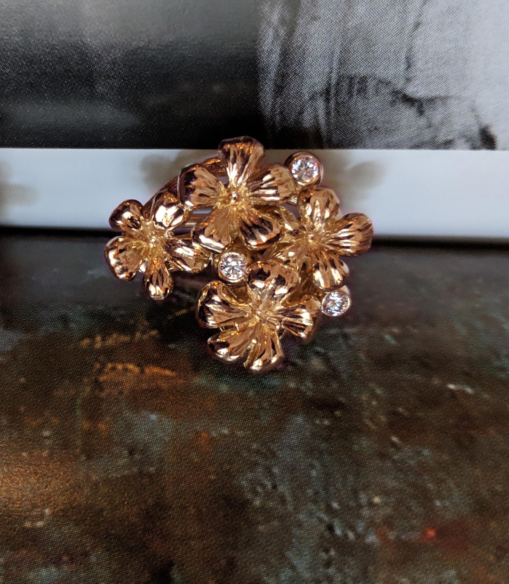18 Karat Rose Gold Transformer Plum Blossom Brooch with Diamonds and Amethyst In New Condition For Sale In Berlin, DE