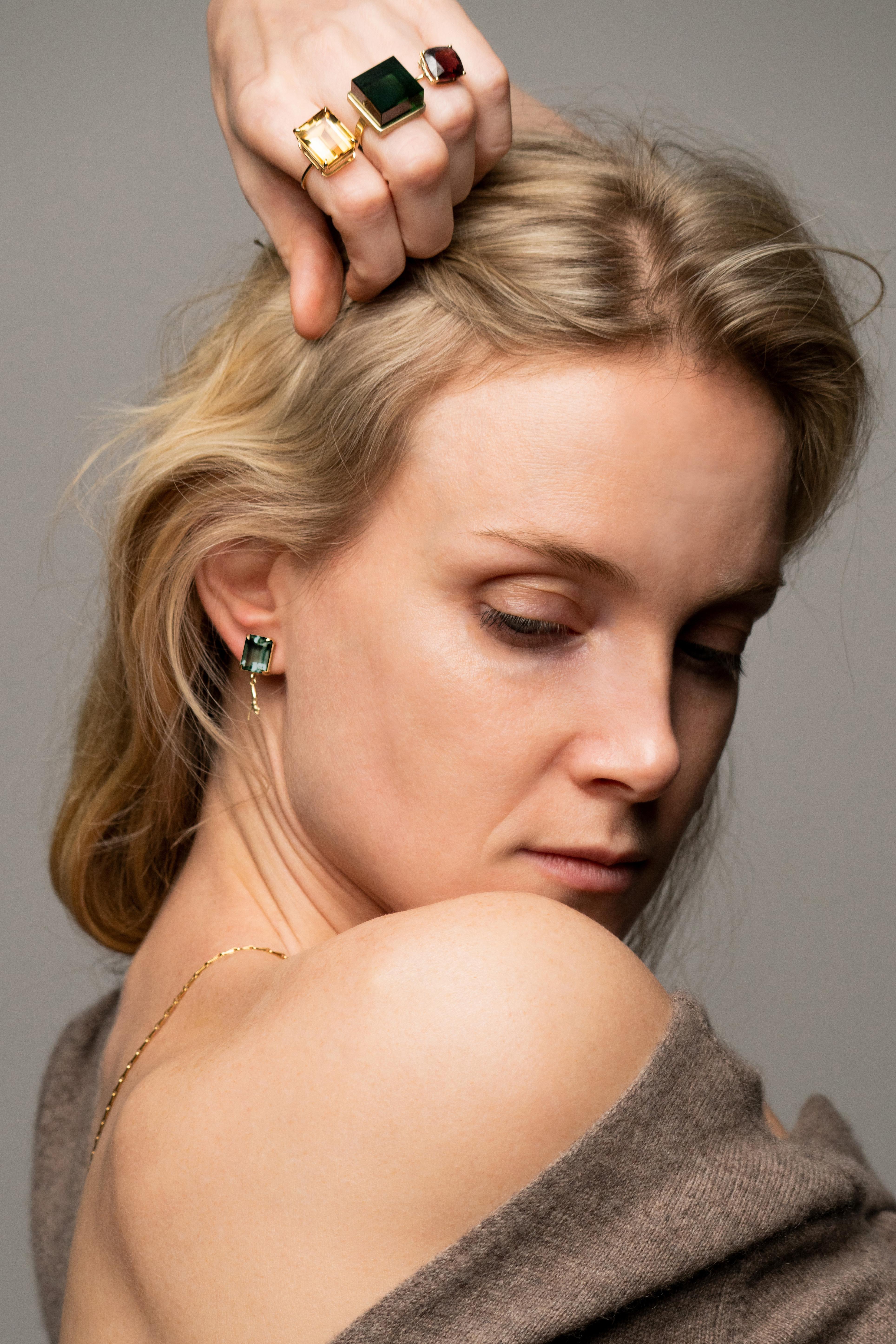Boucles d'oreilles contemporaines en or rose 18 carats avec émeraudes en vente 3