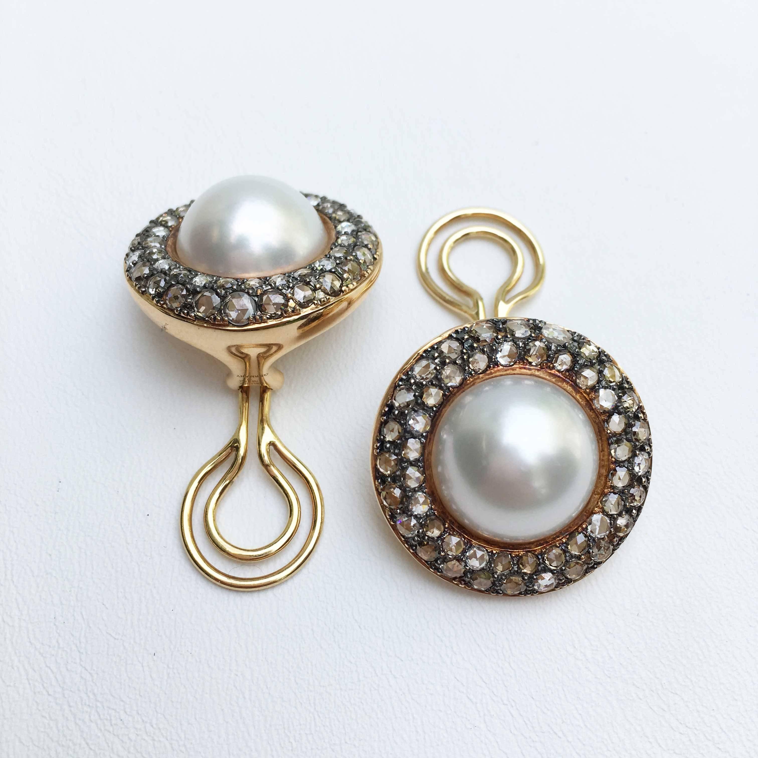 Very fine, top Quality South Sea half cultured pearls in white color, 14-15 mm in diameter set in rosegold 18 Karat.
Framed with natural brown diamonds in rosecuts with a total weight of 4,46 ct.
Beautiful and big look with unique earrings in