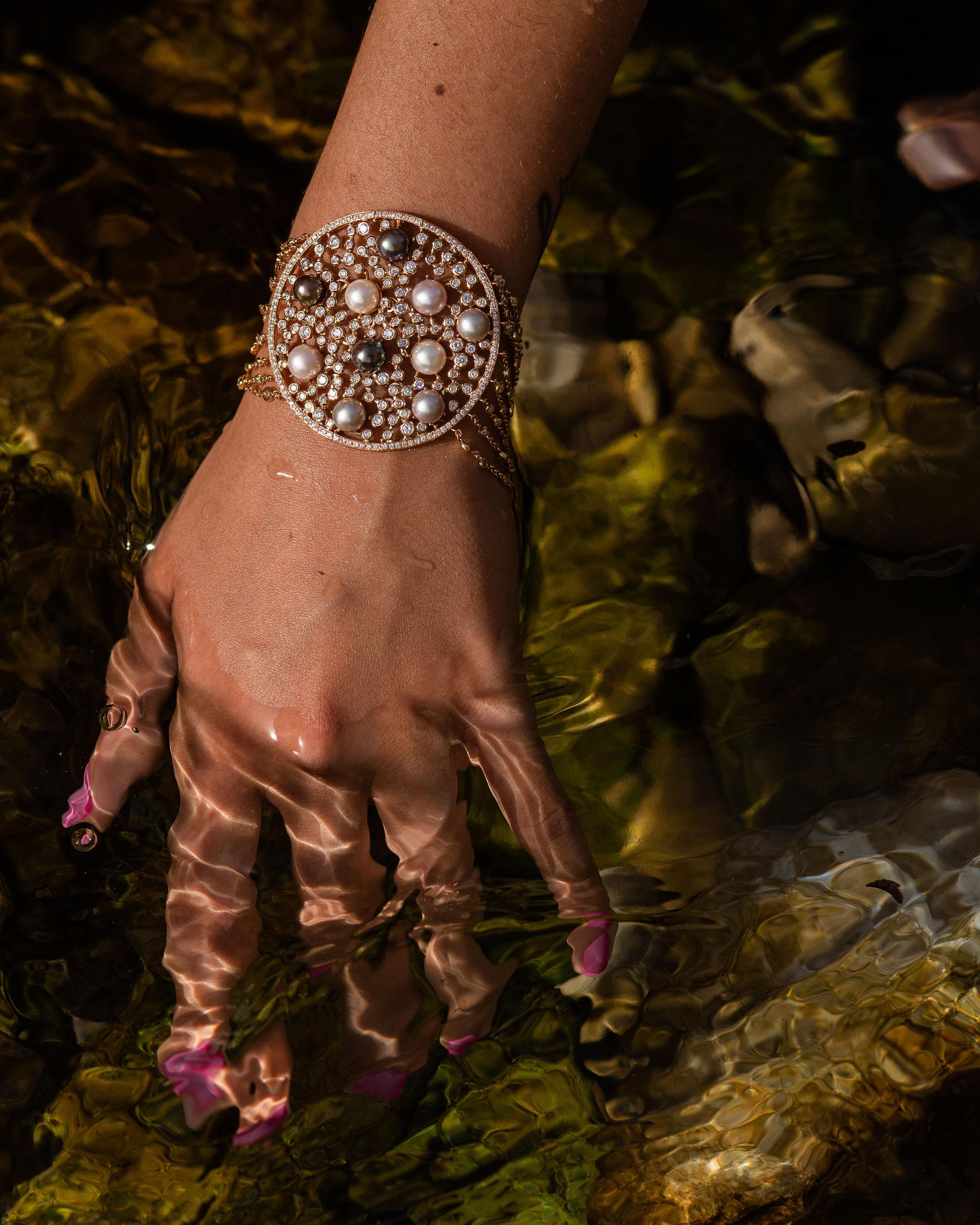 le bracelet en or rose 18K est issu de notre collection Sirène. Ce bracelet absolument magnifique est créé à partir de diamants blancs naturels d'une valeur totale de 5,12 carats et de perles australiennes multicolores d'une valeur totale de 24,90