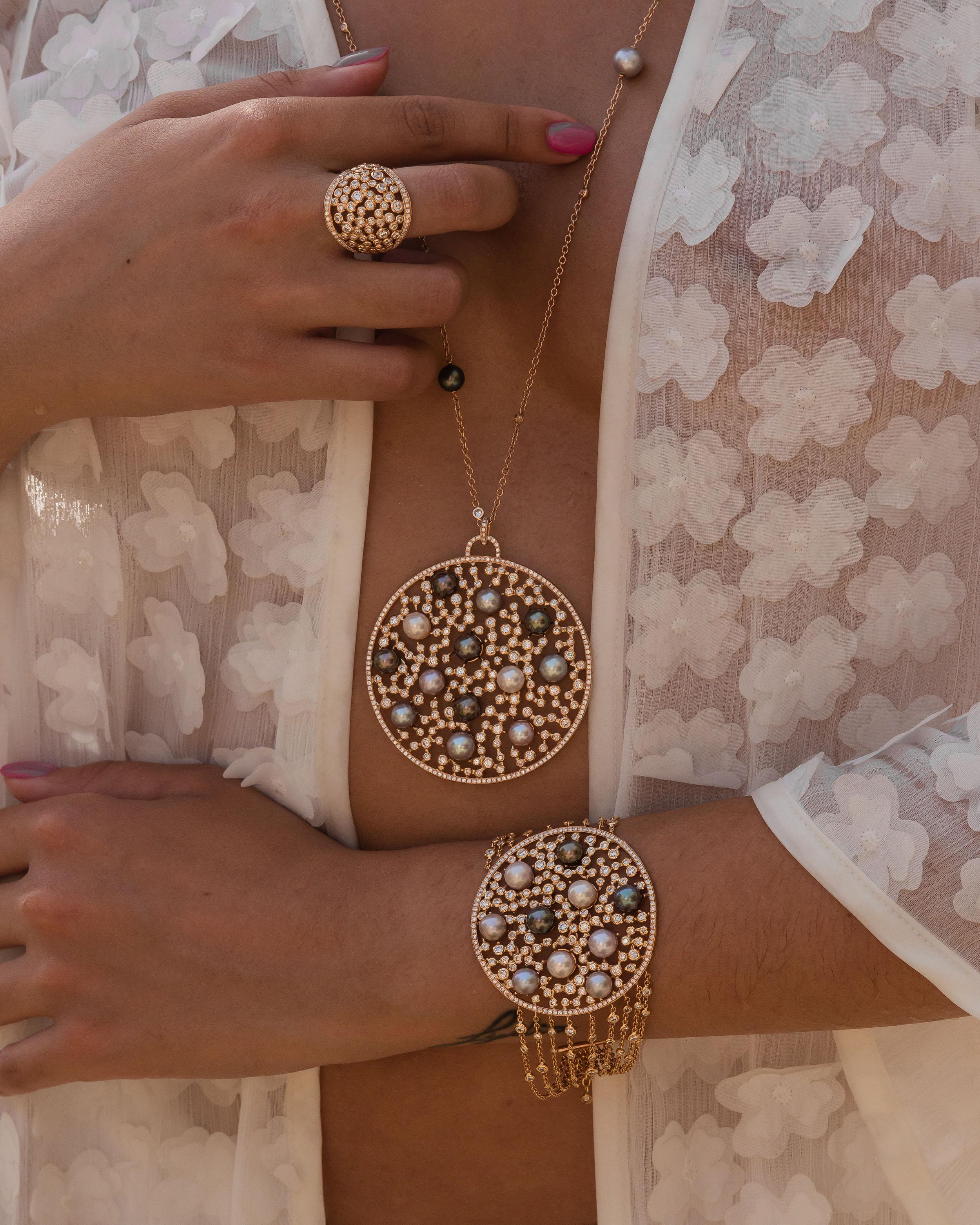 le pendentif en or rose 18K est issu de notre collection Sirène. Ce pendentif absolument magnifique est créé à partir de diamants blancs naturels d'une valeur totale de 5,13 carats et de perles australiennes multicolores d'une valeur totale de 69,85