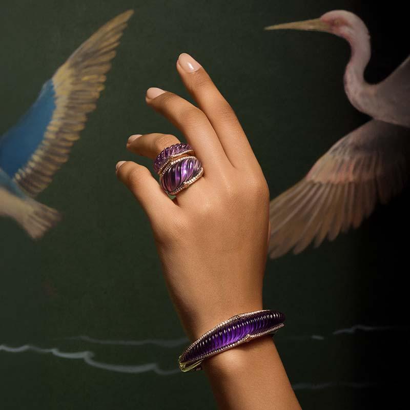 Unsere ikonische Nile Collection zeichnet sich durch kühne Formen und klobige Volumina aus, die mit unserem einzigartigen Nile-Arabesken-Motiv verziert sind.

Ring aus 18K Rose Gold und geschnitztem Amethyst
Runde Brillant-Diamanten (GVS+) = 0,57