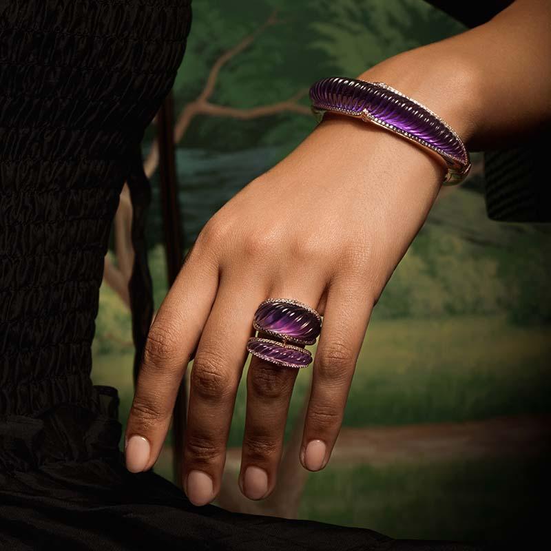 Ring aus 18 Karat Roségold, weißen Diamanten und geschnitztem Amethyst (Zeitgenössisch) im Angebot