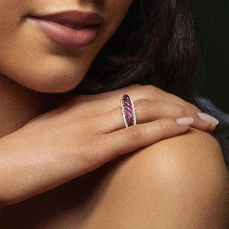 Unsere ikonische Nile Collection zeichnet sich durch kühne Formen und klobige Volumina aus, die mit unserem einzigartigen Nile-Arabesken-Motiv verziert sind.

Ring aus 18K Rose Gold und geschnitztem Amethyst
Runde Brillant-Diamanten (GVS+) = 0,44