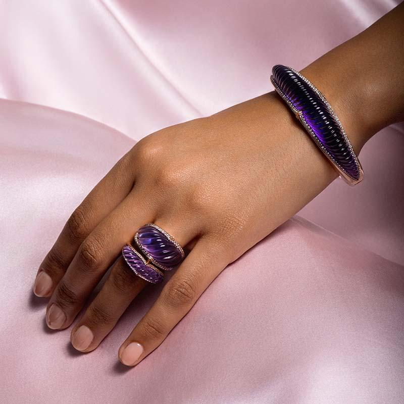 Kleiner Ring aus 18 Karat Roségold, weißen Diamanten und geschnitztem Amethyst im Zustand „Neu“ im Angebot in Mayfair, London, GB