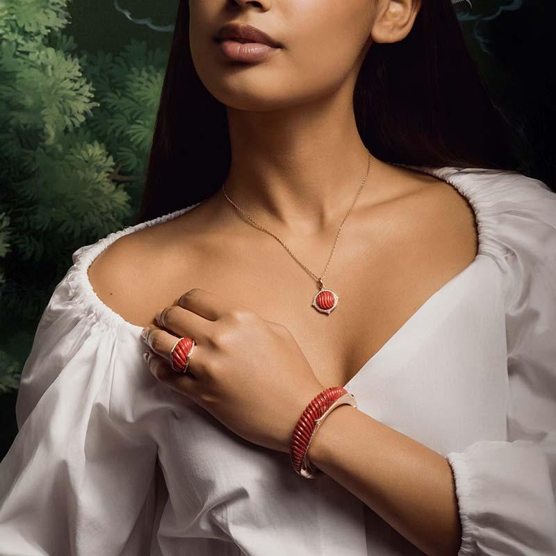 La nostra iconica collezione Nile è caratterizzata da forme audaci e volumi importanti, impreziositi dall'esclusivo motivo arabesco Nile.

Bracciale in oro rosa 18 carati e corallo intagliato
Diamanti tondi Brillianti (GVS+) = 0,80 carati