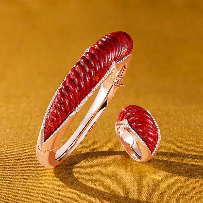 Taglio rotondo Bracciale in oro rosa 18 carati, diamanti bianchi e corallo scolpito in vendita