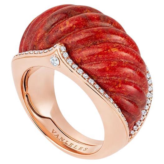 Ring aus 18 Karat Roségold, weißen Diamanten und geschnitzten Korallen