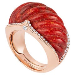 Ring aus 18 Karat Roségold, weißen Diamanten und geschnitzten Korallen