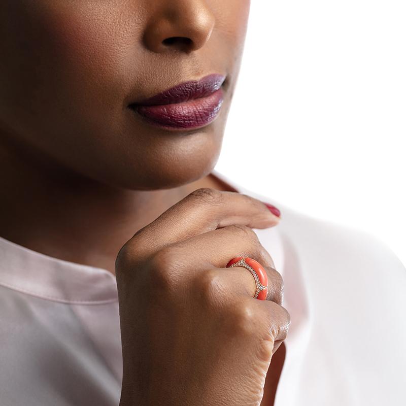 Nouveaux ajouts à notre collection Icone. Cette nouvelle édition présente des formes audacieuses et des volumes trapus, ornés de notre motif unique d'arabesques du Nil.

Bague en or rose 18 carats et corail (7 mm)
Diamants ronds brilliants GVS+ =