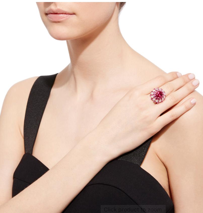 Dieser Ring ist Teil unserer Timeless Wonder-Kollektion mit einzigartigen Stücken, die von den außergewöhnlichsten Farbedelsteinen und schillernden Diamanten von Mutter Natur inspiriert sind.
Lebendige Edelsteine sind die Stars dieser Entwürfe, die