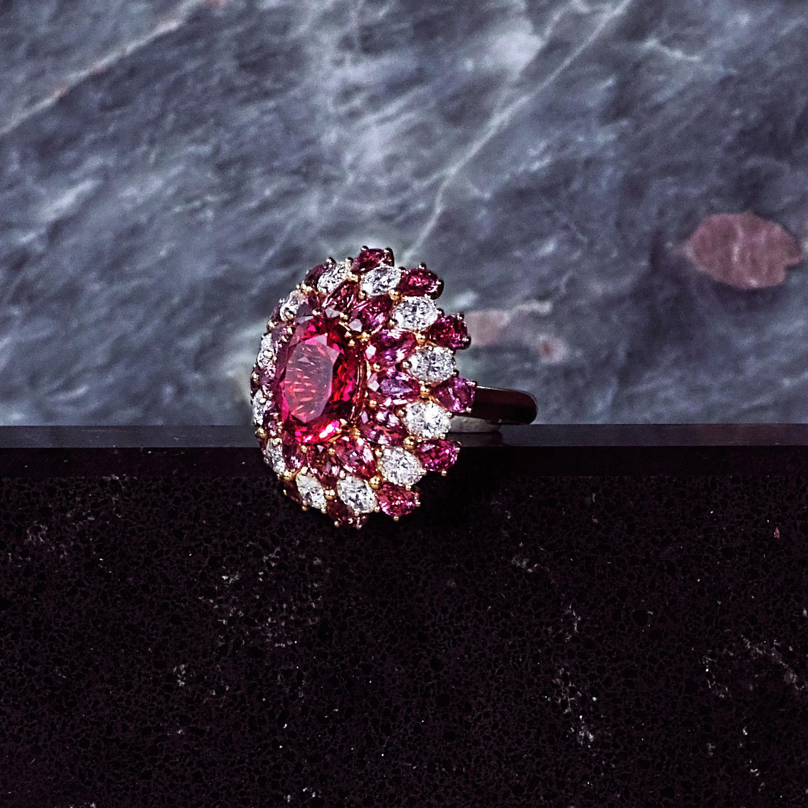 18 Karat Roségold, weiße Diamanten und Rubellit Ballerina Cocktail-Ring im Zustand „Neu“ in Mayfair, London, GB