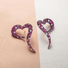 Orecchini a forma di cuore in oro rosa 18 carati, diamanti bianchi e rubini