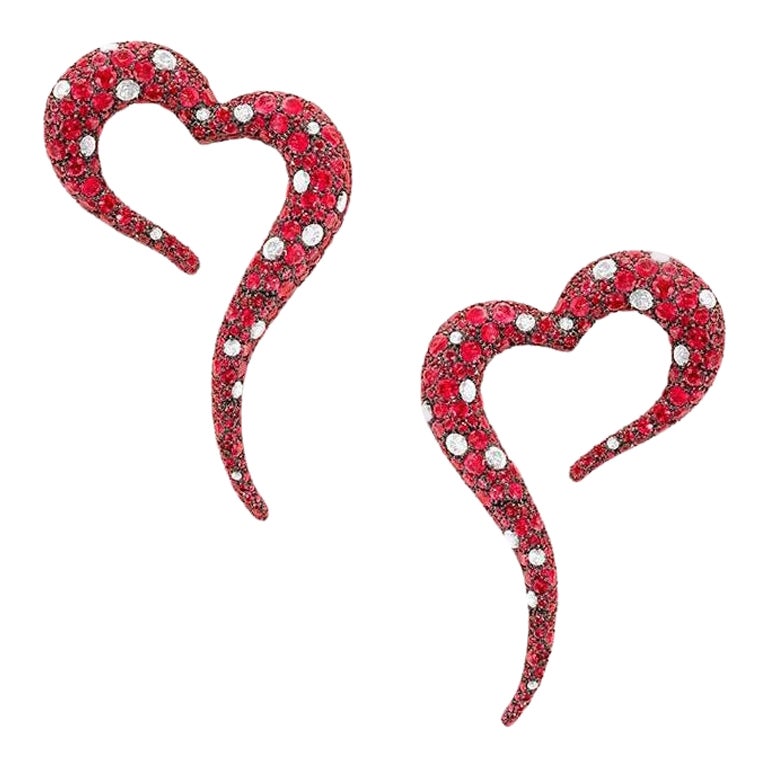 Orecchini a forma di cuore in oro rosa 18 carati, diamanti bianchi e rubini in vendita