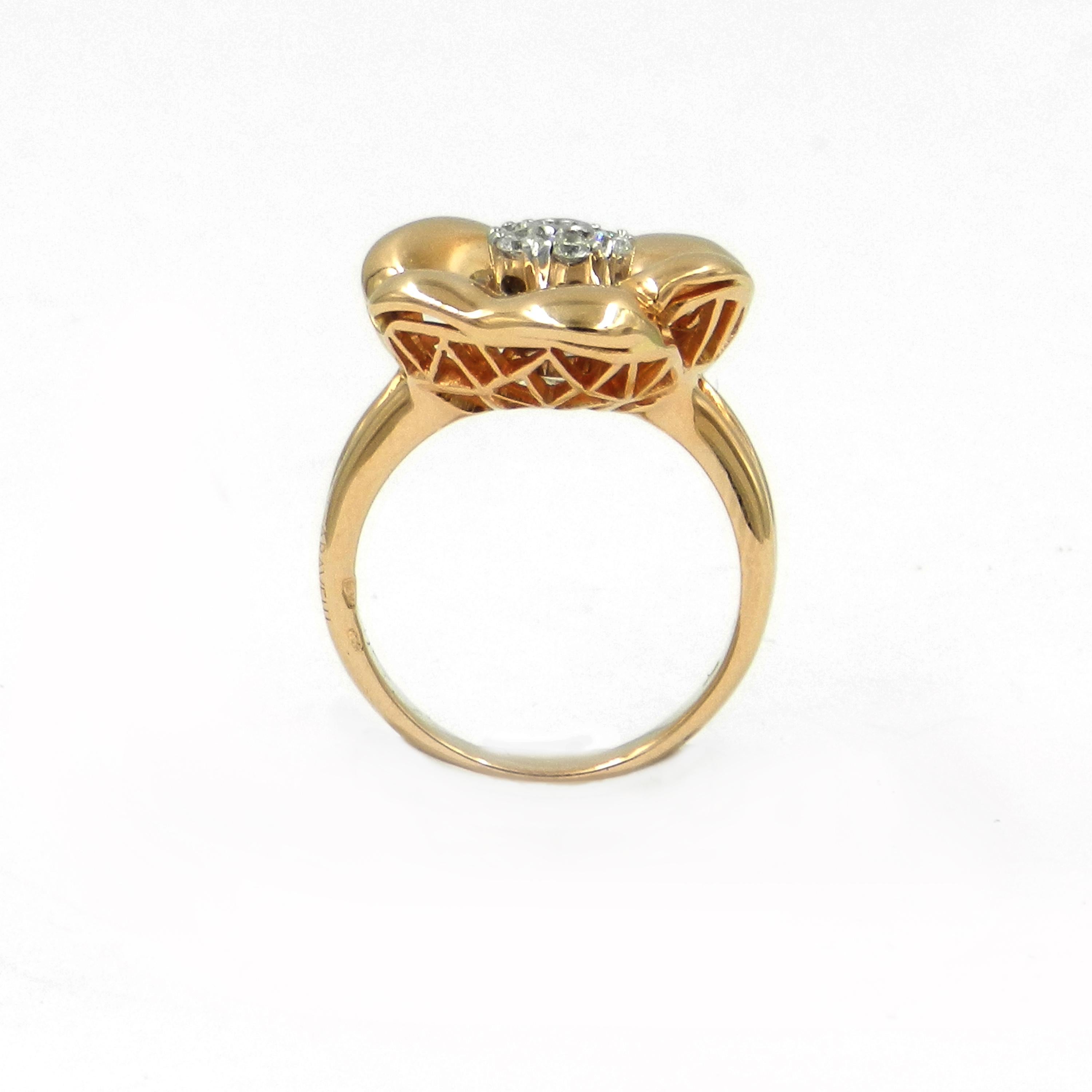 18KT Rose Gold White Diamonds  Flower Garavelli Ring
Finger size 55  
Made In Italy
18 kt GOLD gr : 10,93
WHITE DIAMONDS ct : 0,30
 