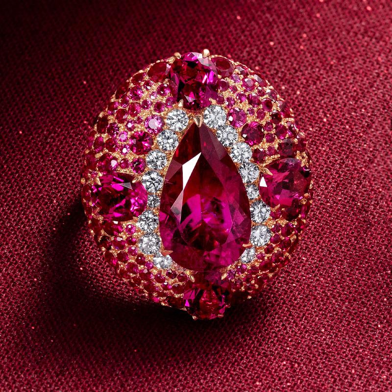 Anillo de cóctel de oro rosa de 18 quilates, diamantes blancos, rubíes y rubelita Corte pera en venta