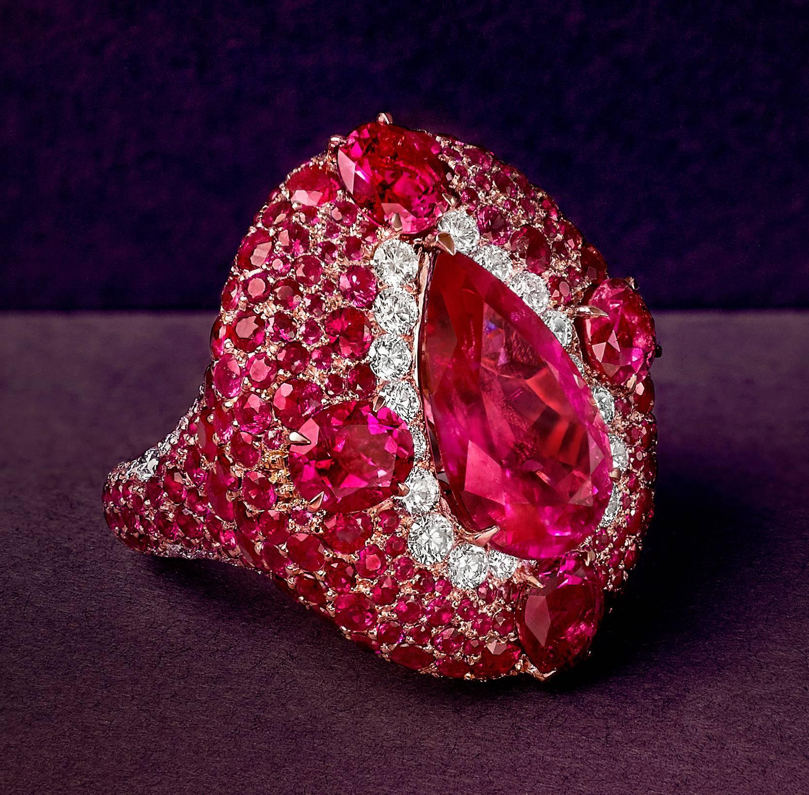 Anillo de cóctel de oro rosa de 18 quilates, diamantes blancos, rubíes y rubelita en Nuevo estado para la venta en Mayfair, London, GB