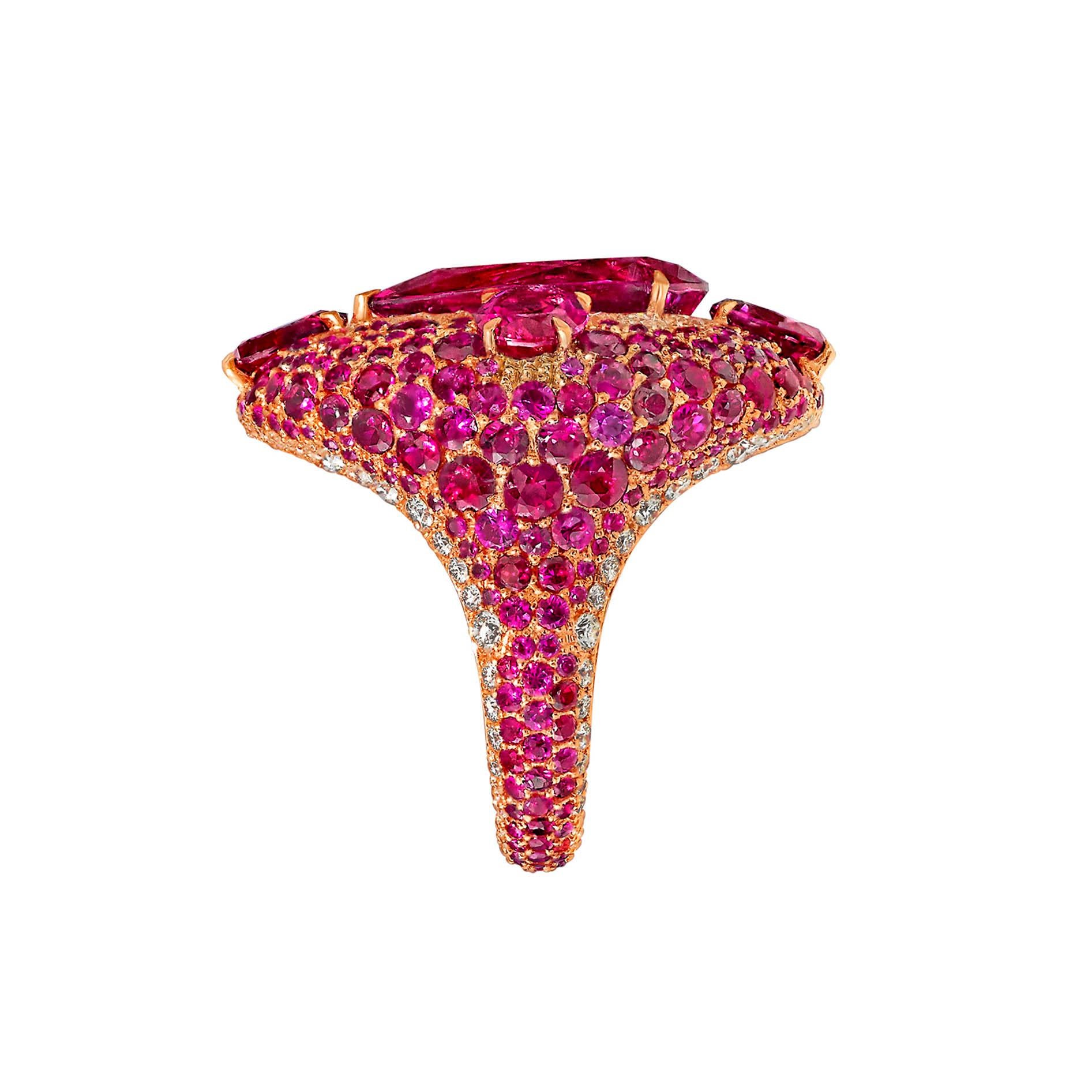 Anillo de cóctel de oro rosa de 18 quilates, diamantes blancos, rubíes y rubelita en venta 1
