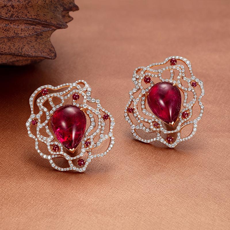 Contemporain Boucles d'oreilles en or rose 18 carats, diamants blancs, rubis et rubellite en vente