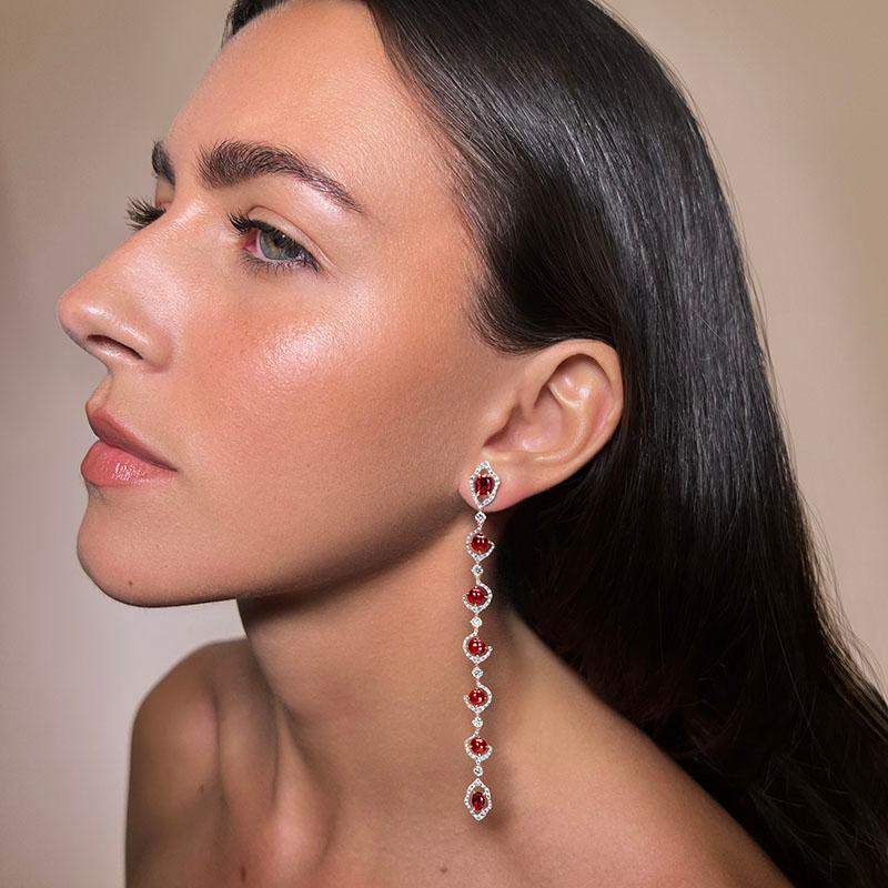 Si ispira all'atmosfera incantata delle foreste africane, ai maestosi Baobab e agli alberi di Acacia, ricchi di dettagli. Espandendo l'iconica Enchanted Garden Collection di VANLELES, la Acacia Collection presenta gemme luminose e colorate e