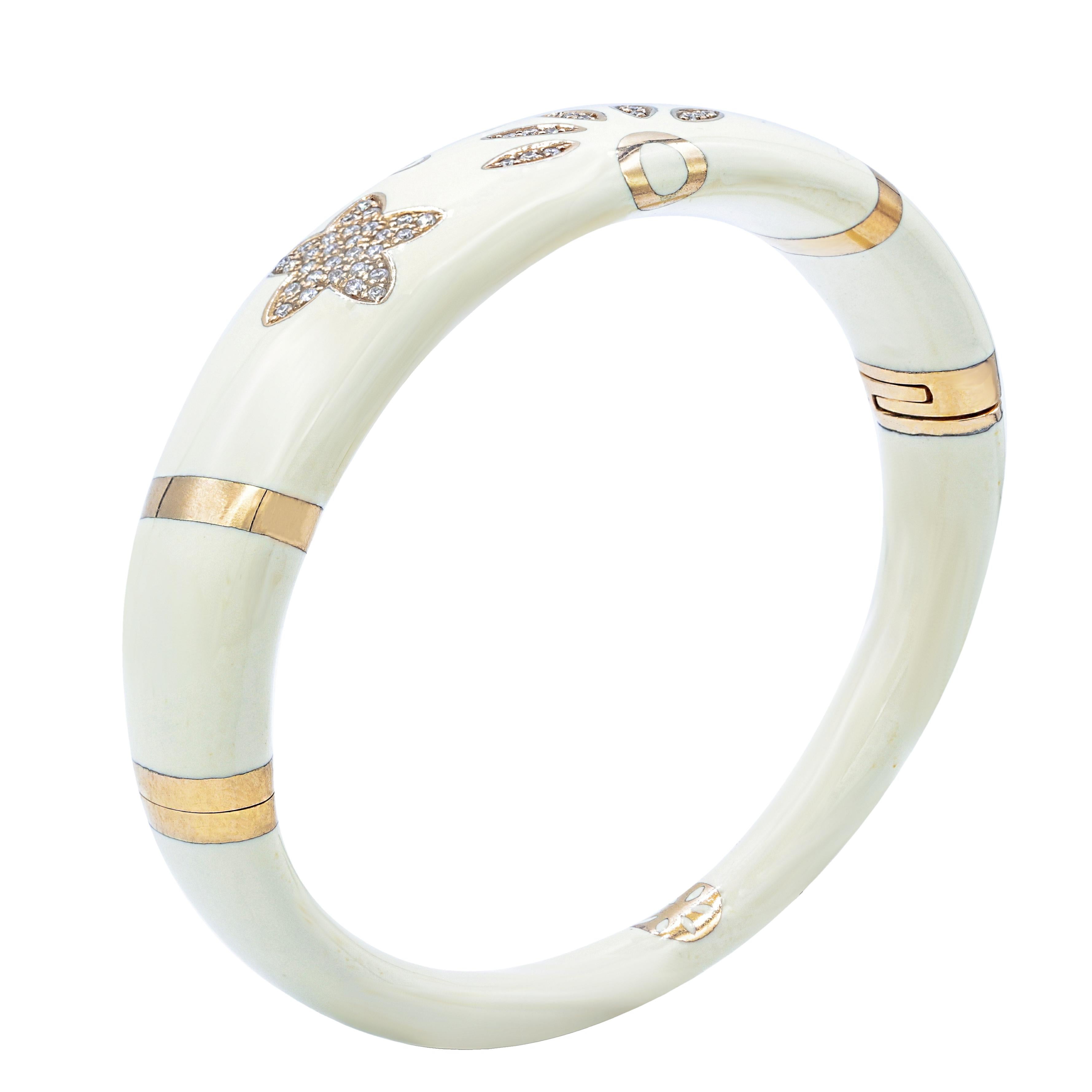  Bracelet pour femme en or rose 18 carats, émail blanc et diamants, serti de 0,70 carats de diamants. 
