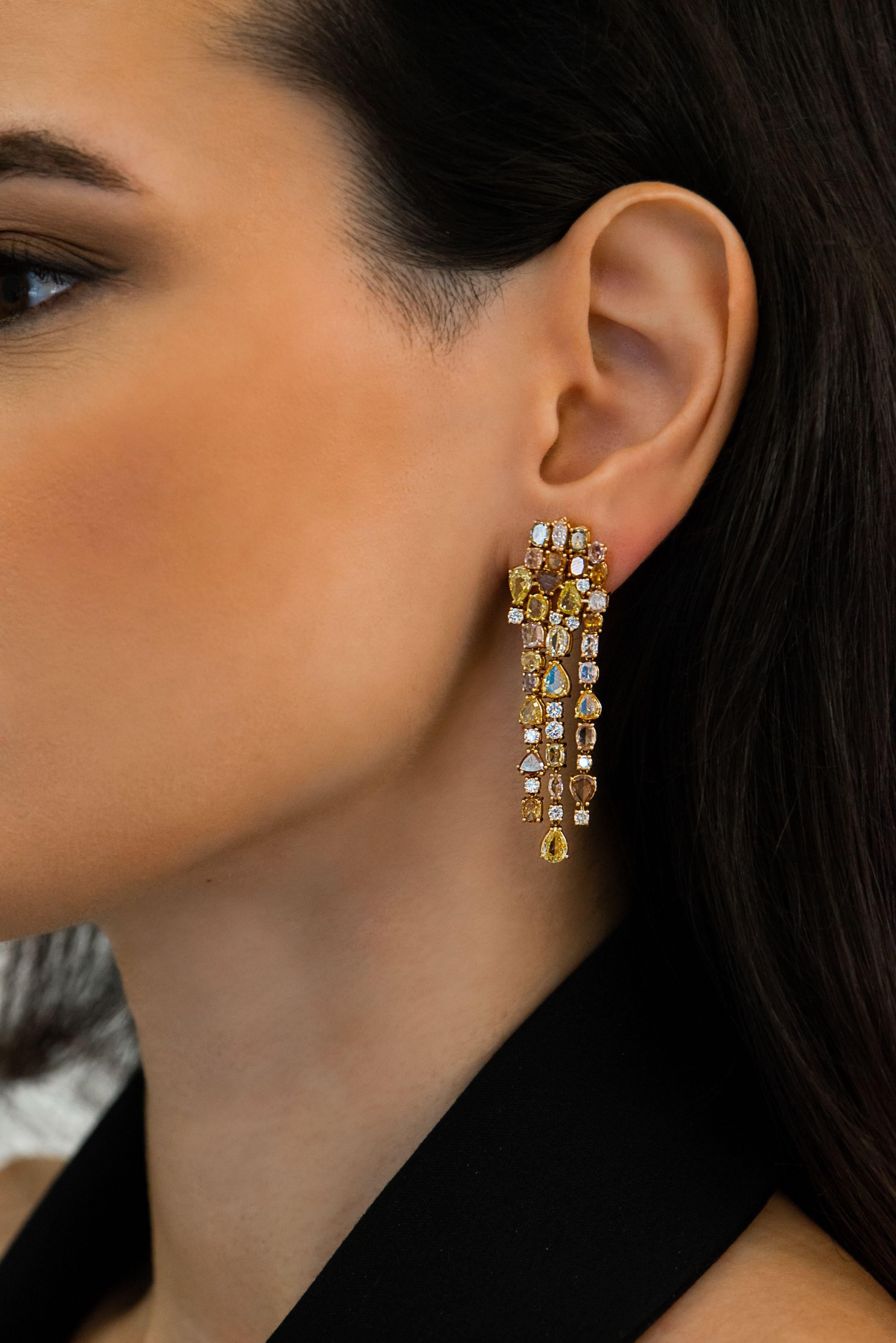 Diese exklusiven Kronleuchter-Ohrringe aus 18 Karat Roségold sind aus unserer Divine-Kollektion. Diese Kronleuchter-Ohrringe sind eine perfekte Kombination aus natürlichen weißen Diamanten von insgesamt 1,22 Karat und ausgefallenen gelben Diamanten