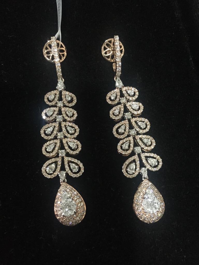 Taille mixte Boucles d'oreilles chandelier en or rose 18 carats, or blanc et diamants blancs en vente