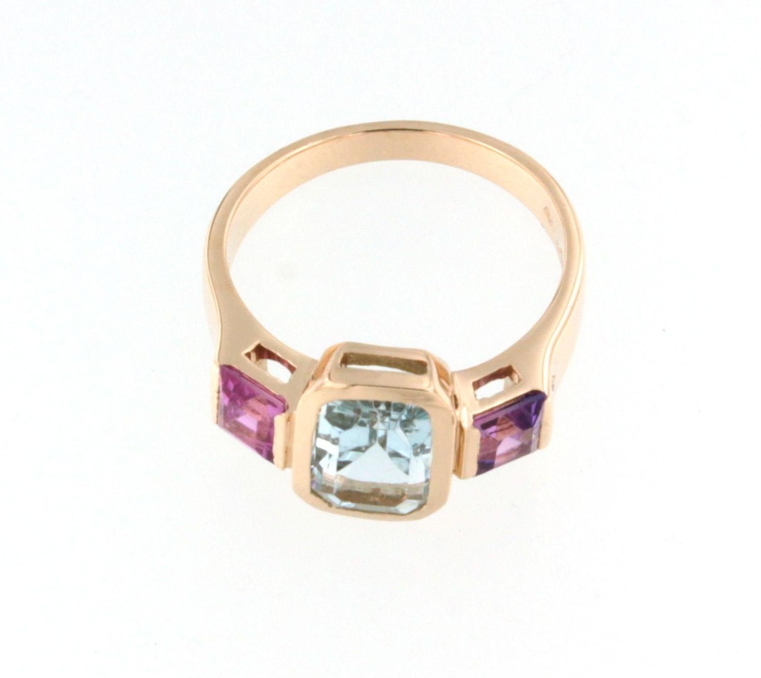 Bague de cocktail tendance fabriquée à la main en Italie par Stanoppi Jewellery depuis 1948.
Bague en or rose 18k avec aigue-marine (taille : 7x9mm), tourmaline rose (taille carrée, taille : 4mm) et diamants blancs cts 0.05 VS couleur G/H

Taille de