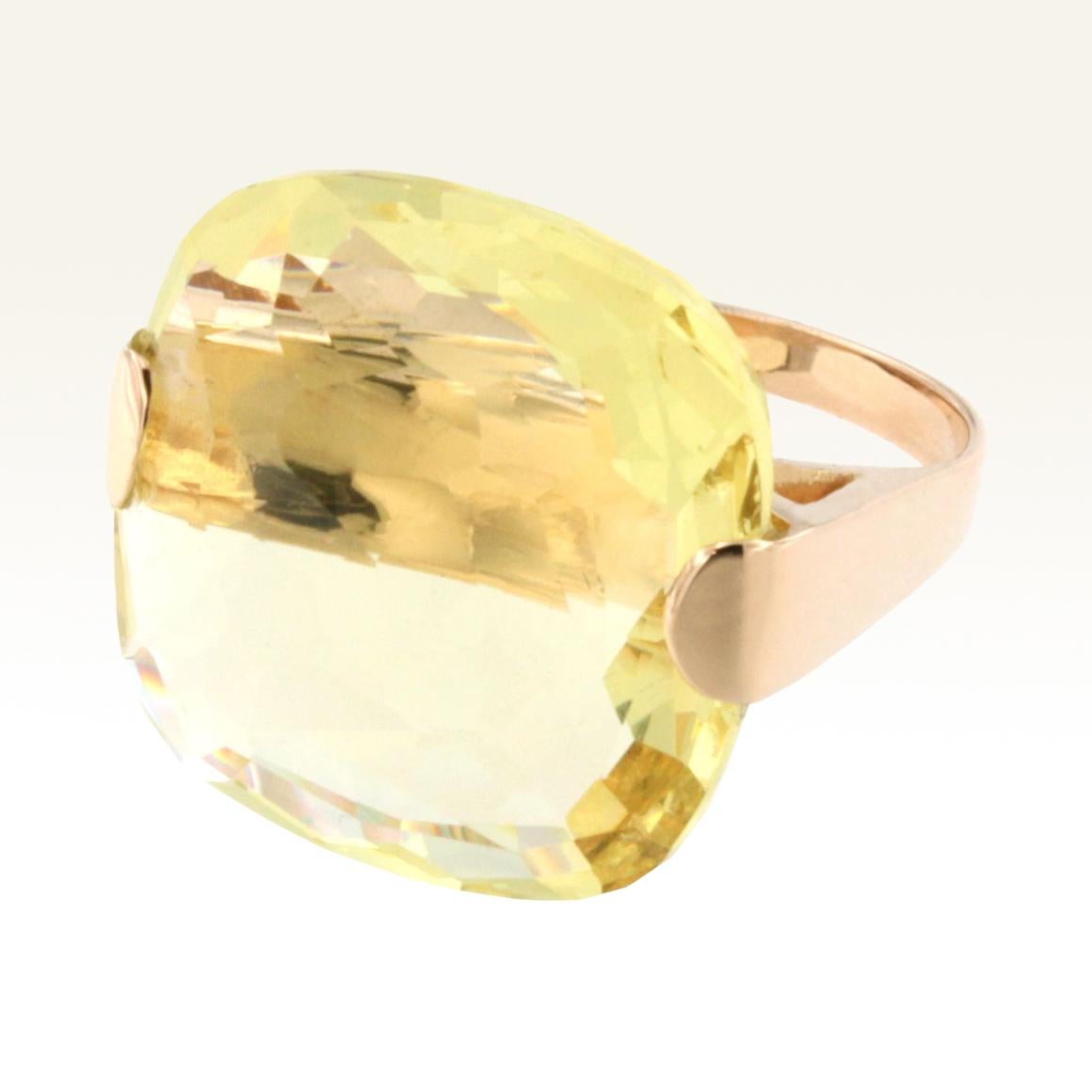 Ring in 18 karat rose gold with Lemon Quartz Square cut (size: 20x20 mm)
Size of ring EU 14.5 or USA 7
The particular cut combined with the Yellow color of the stone create a trendy and very pretty jewel. 
Very Fashion and easy to wear ring.
