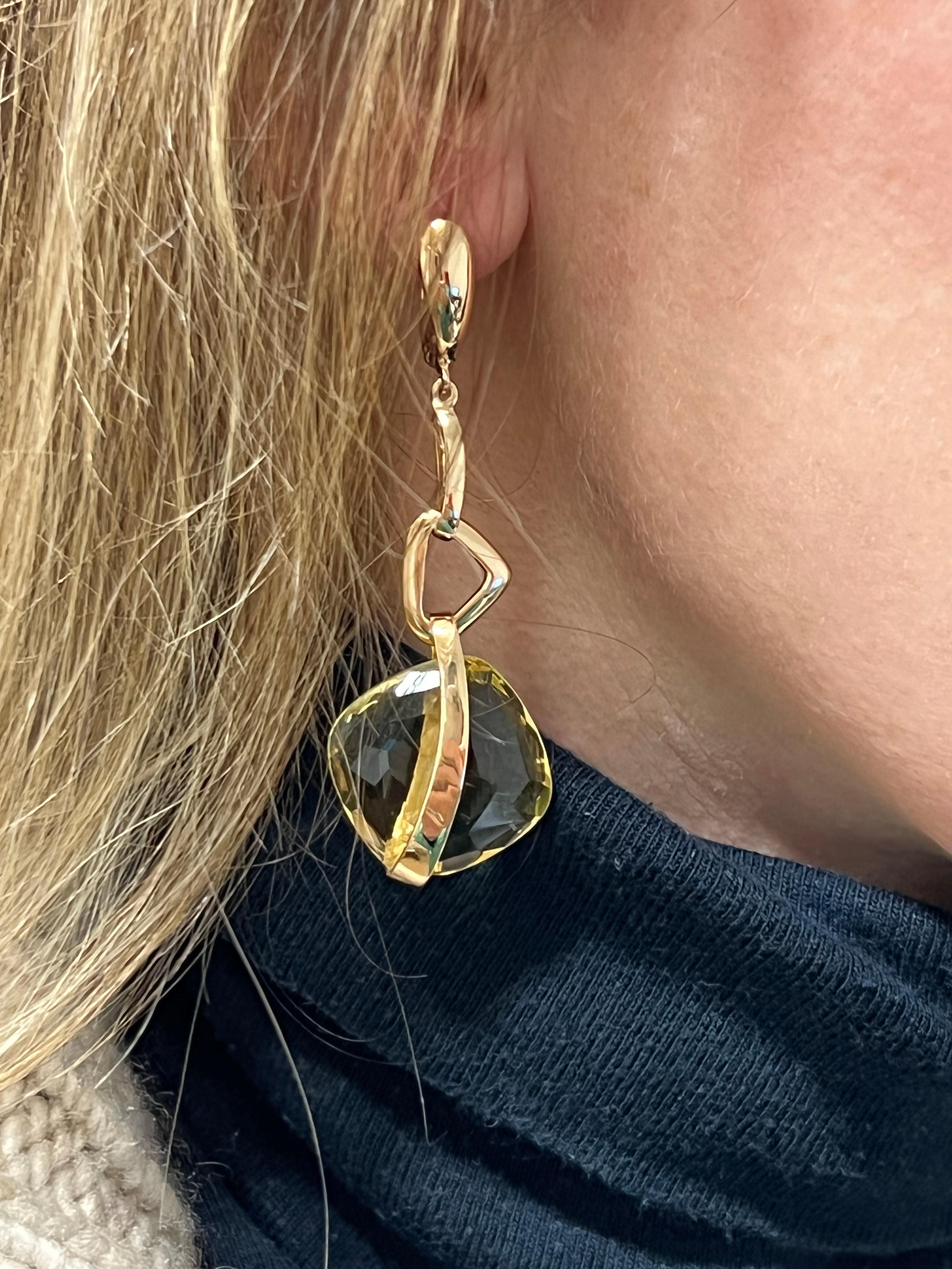 Moderne Superbes boucles d'oreilles pendantes modernes en or rose 18 carats avec Qurartz citron en vente