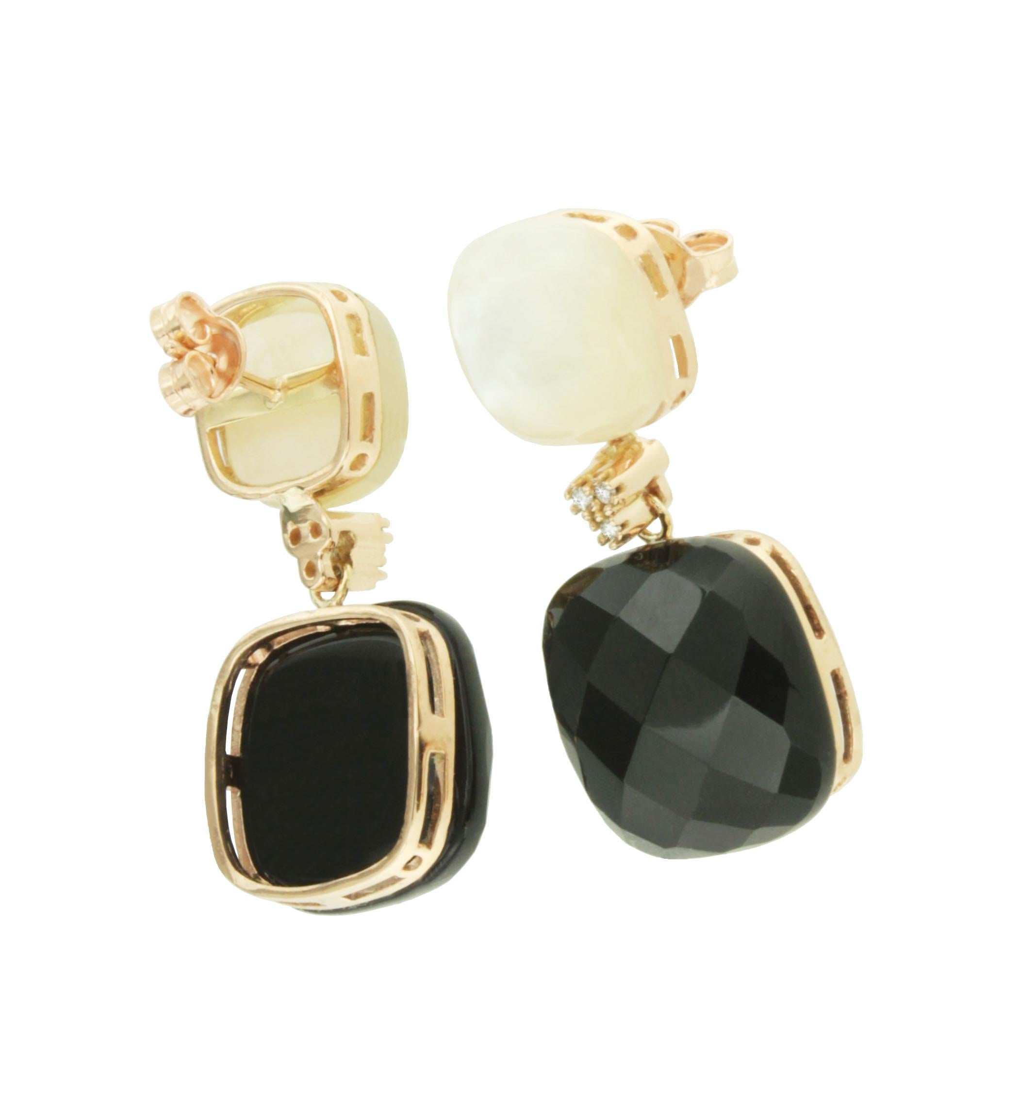 The combination of gold, onix and mother of pearl gives a touch of modernity and elegance. This piece is easy to wear. In any occasion, you can wear these earrings and feel comfortable and trendy. This earrings is part of the collection 