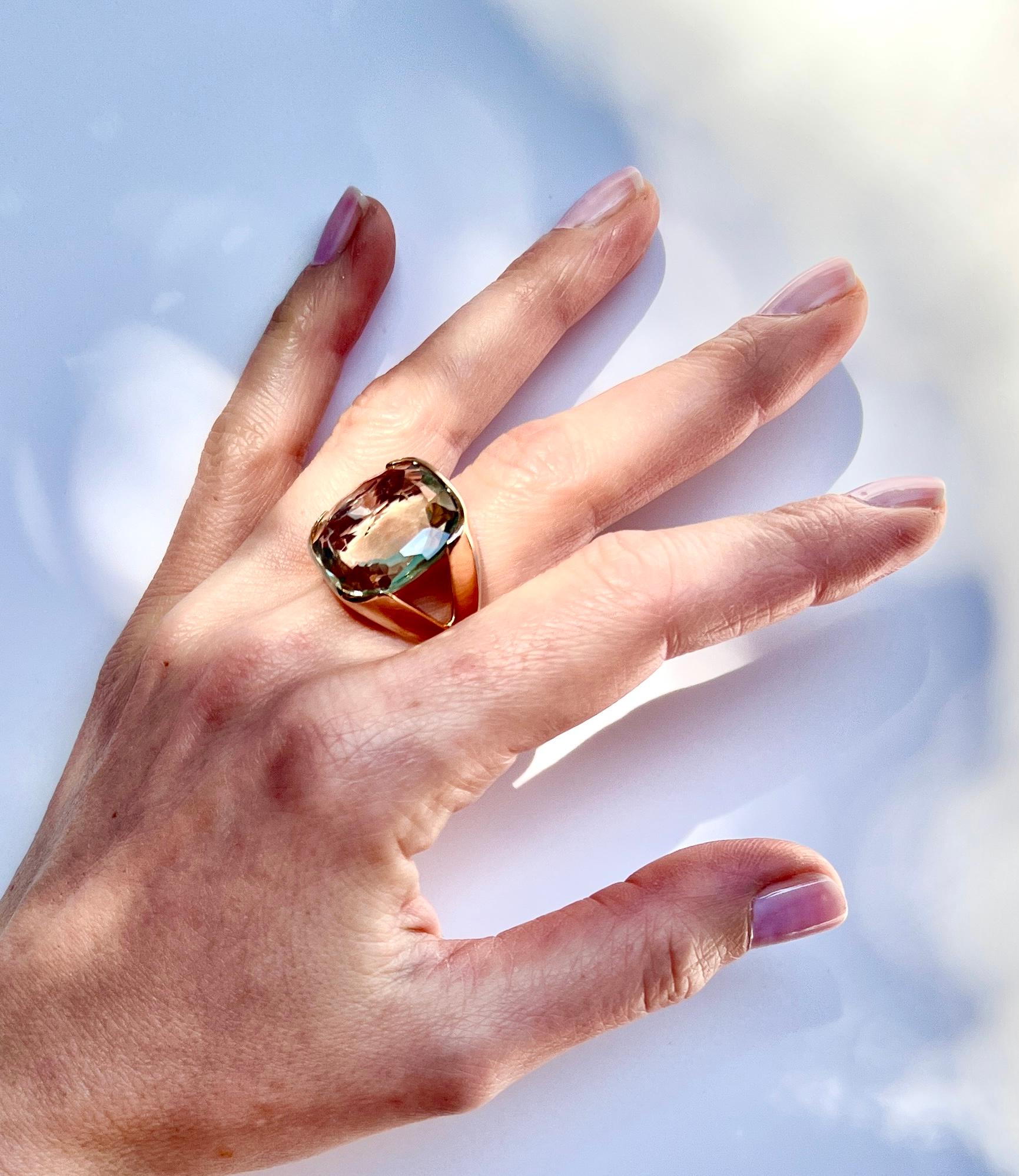  Combinación de formas y colores hizo una moda única y moderna anillo de oro rosa de 18 quilates con piedras de colores. Fabricado en Italia por Stanoppi Jewellery desde 1948.
Piedra : Prasiolita o Amatista Verde 
( Corte cuadrado, tamaño: 20x20 mm