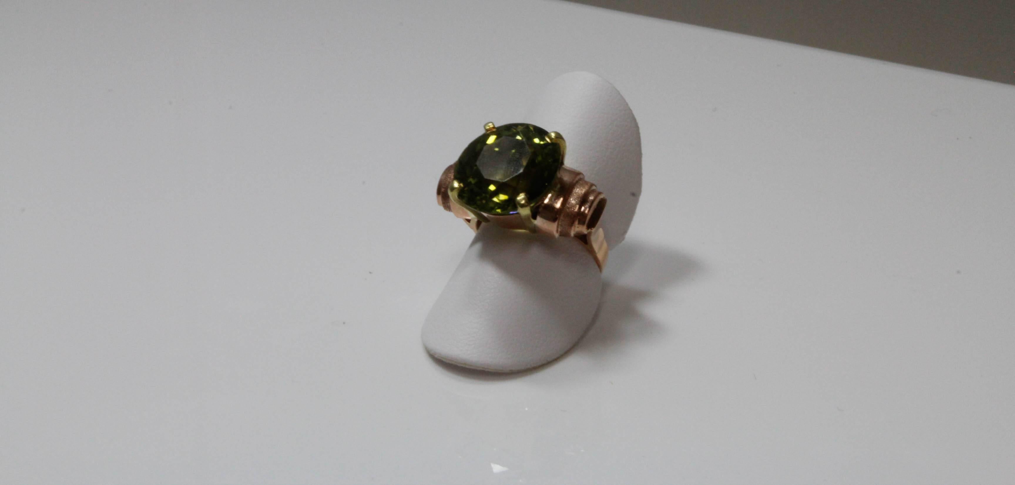 18 kt rose gold, retro peridot ring. 
14 cts Peridot, very brilliant.
Size: 6 1/2
Mounting not bearing gold standard mark, but has been tested.