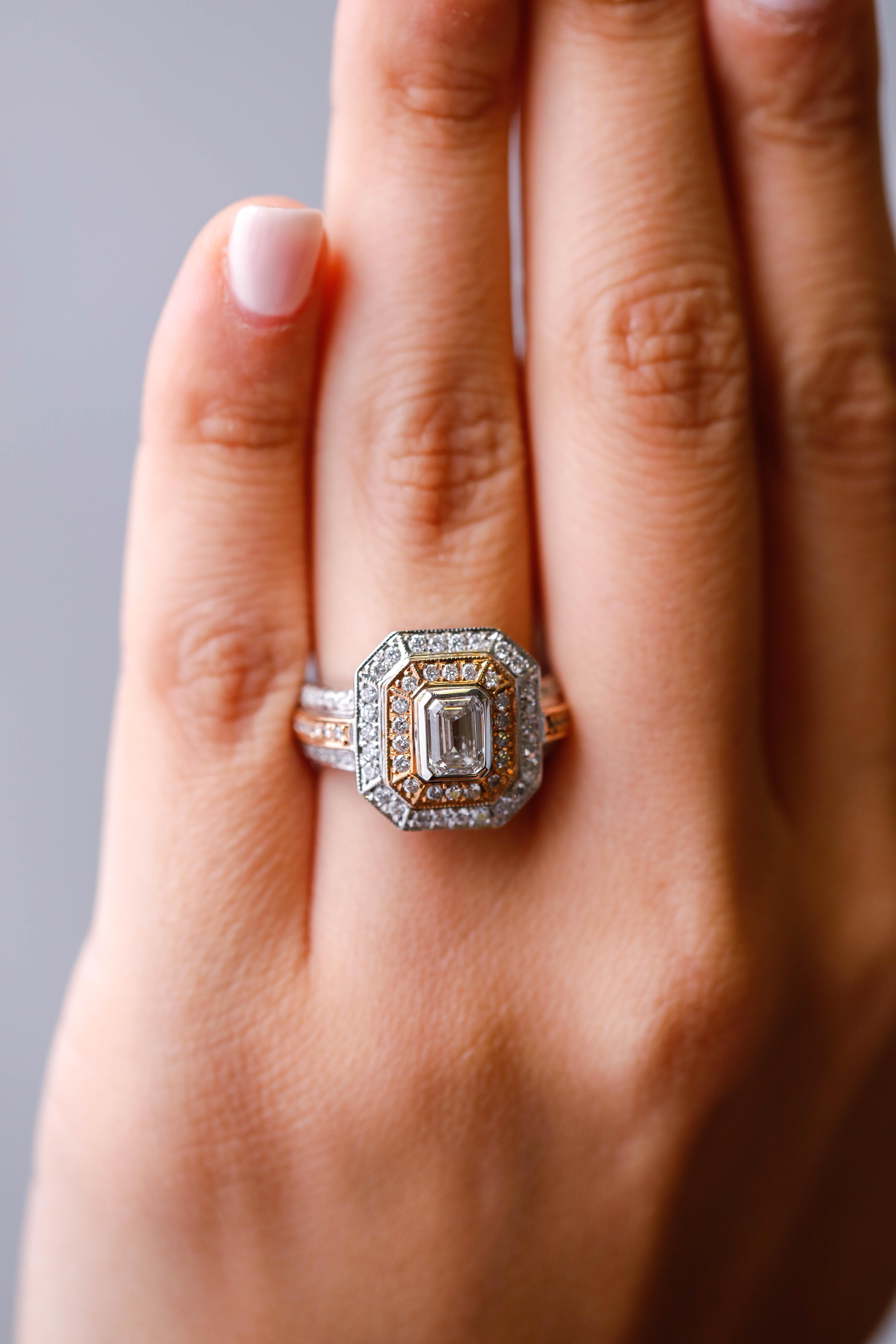 1.70 ctw Smaragdschliff Diamantring Doppelrahmen zweifarbiger 18k Gold Ring Größe 7 im Zustand „Neu“ im Angebot in New York, NY