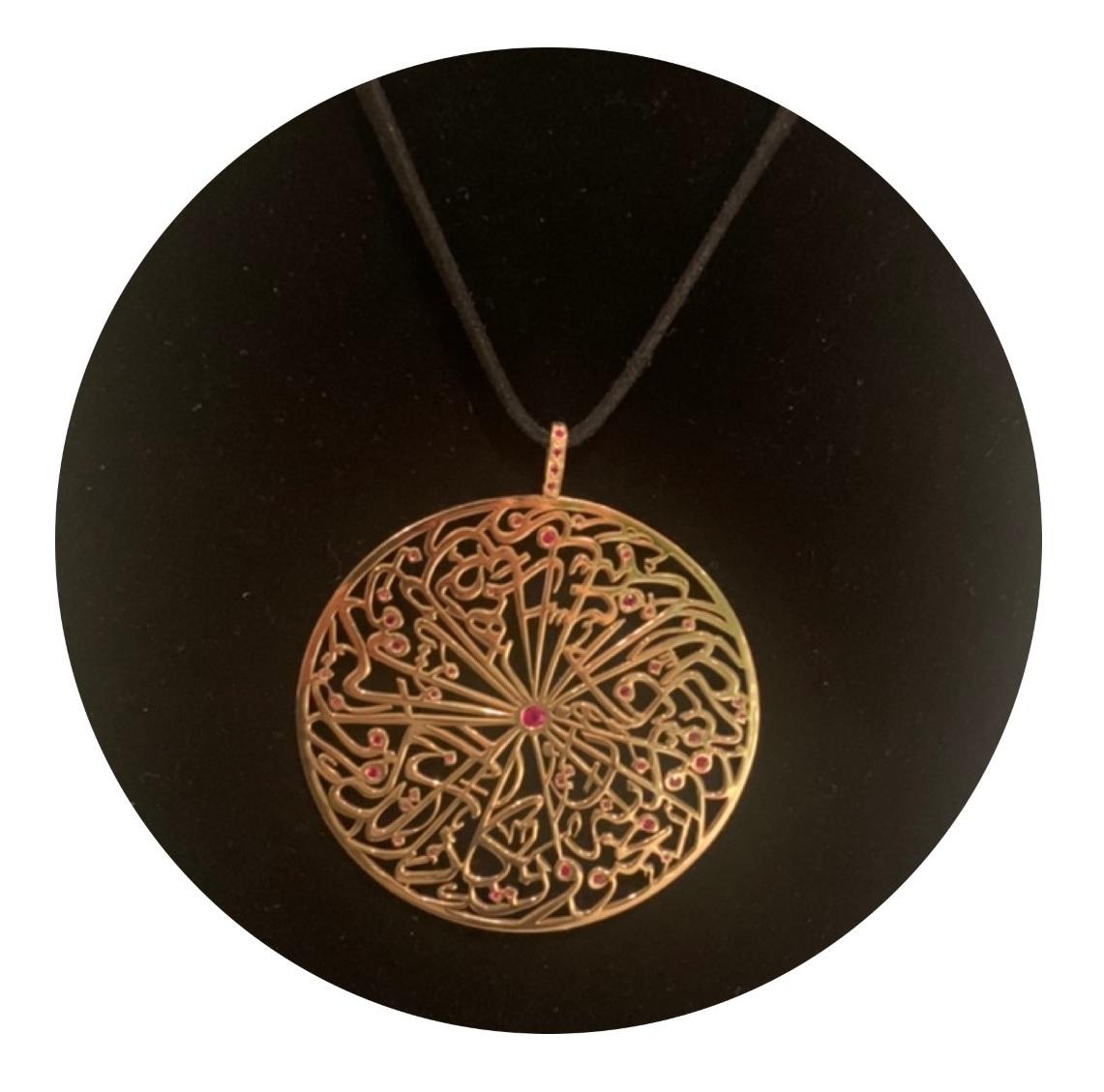 Taglio rotondo 18 carati Rubino Designer Parisa London Anello Calligrafico Talismano d'oro Marchio Britannico in vendita