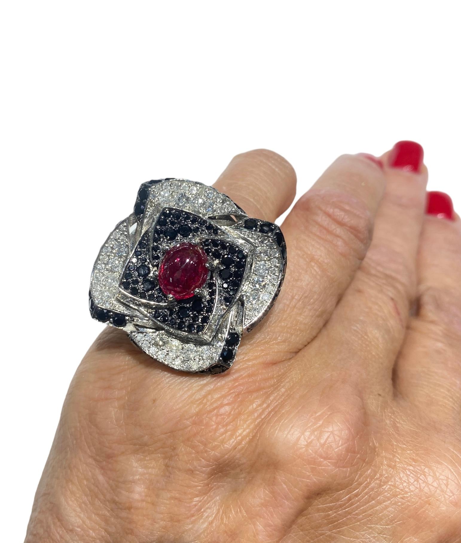 18 Karat Ruby & Diamond Large Flower Ring with Black Spinel 9 Carats For Sale 3