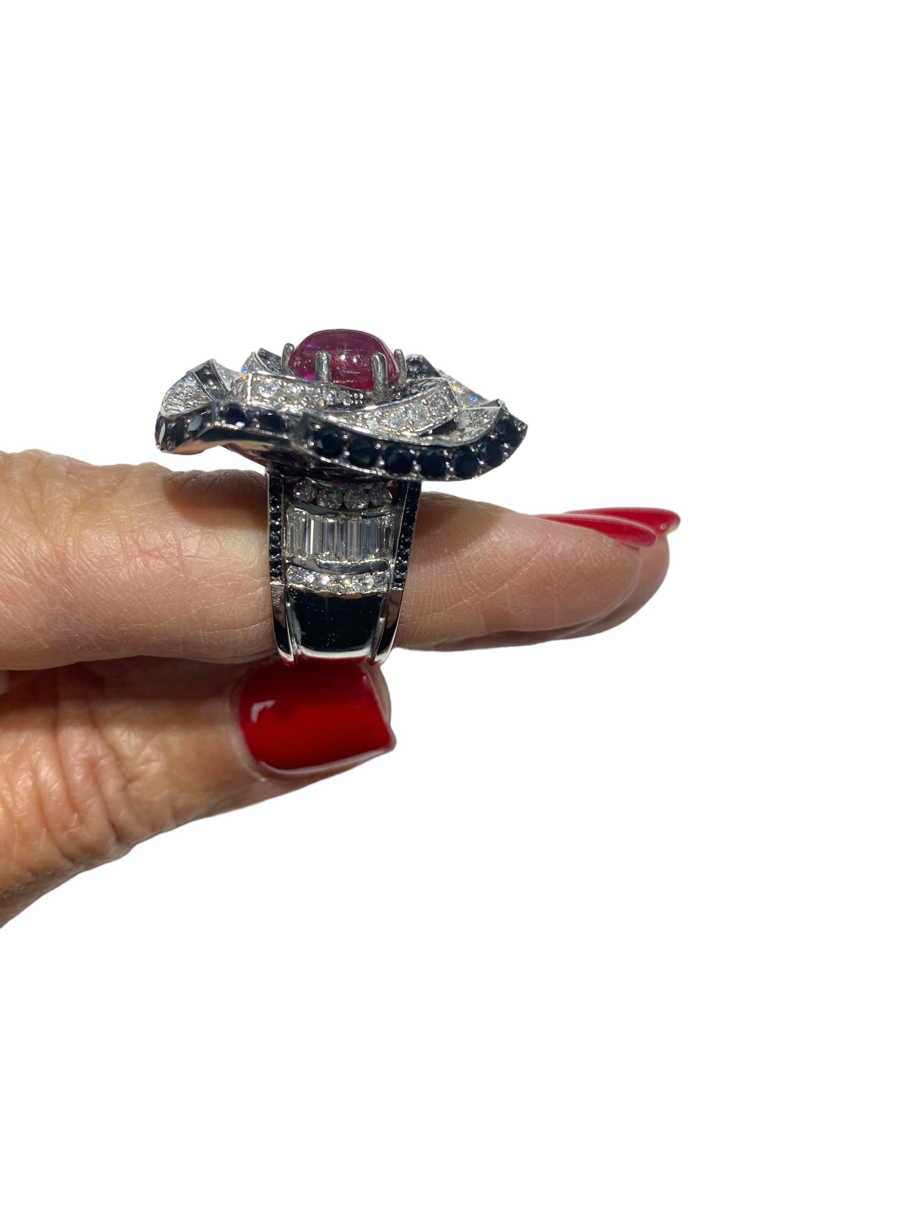 18 Karat Ruby & Diamond Large Flower Ring with Black Spinel 9 Carats For Sale 4
