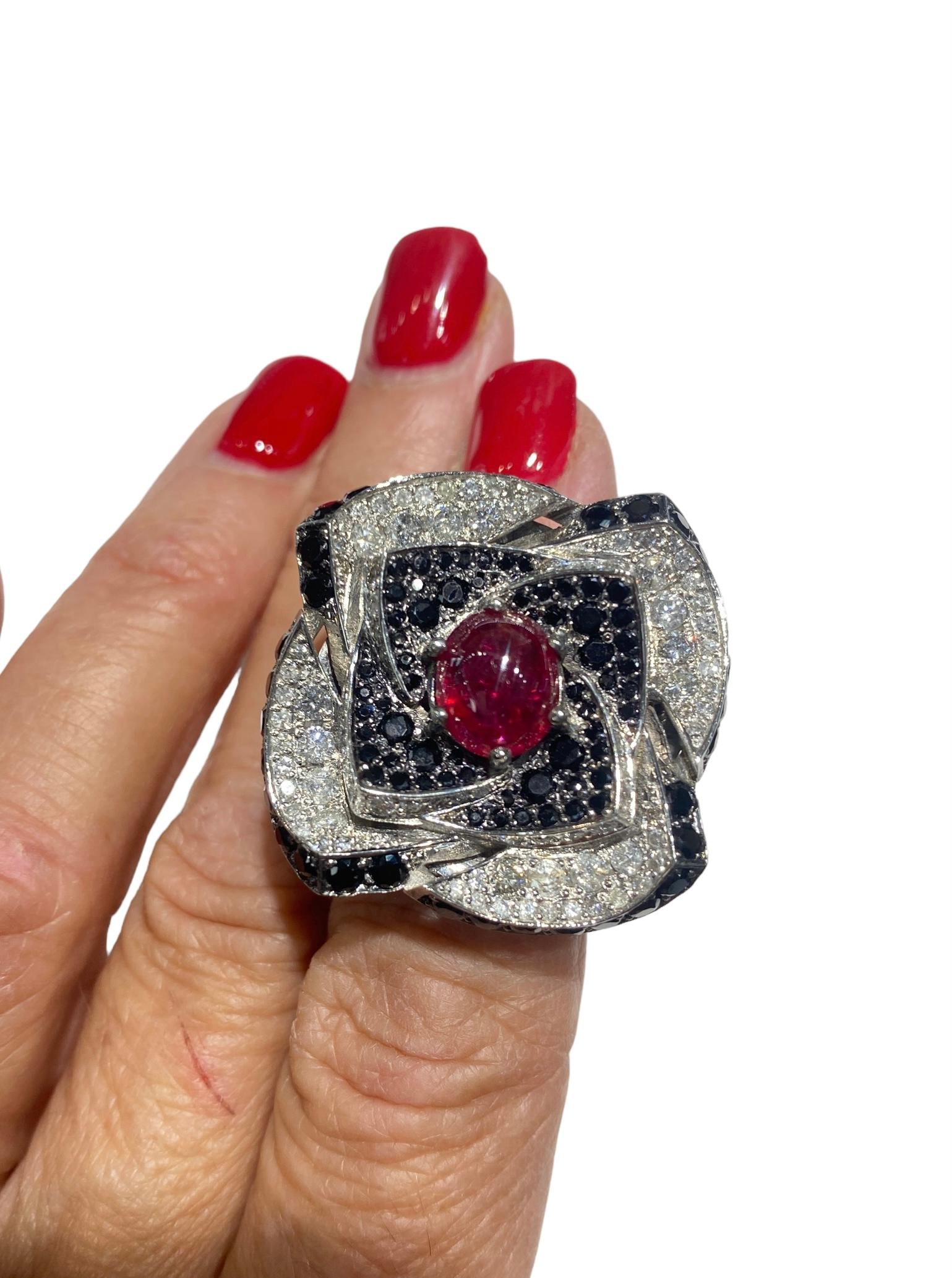 18 Karat Ruby & Diamond Large Flower Ring with Black Spinel 9 Carats For Sale 1