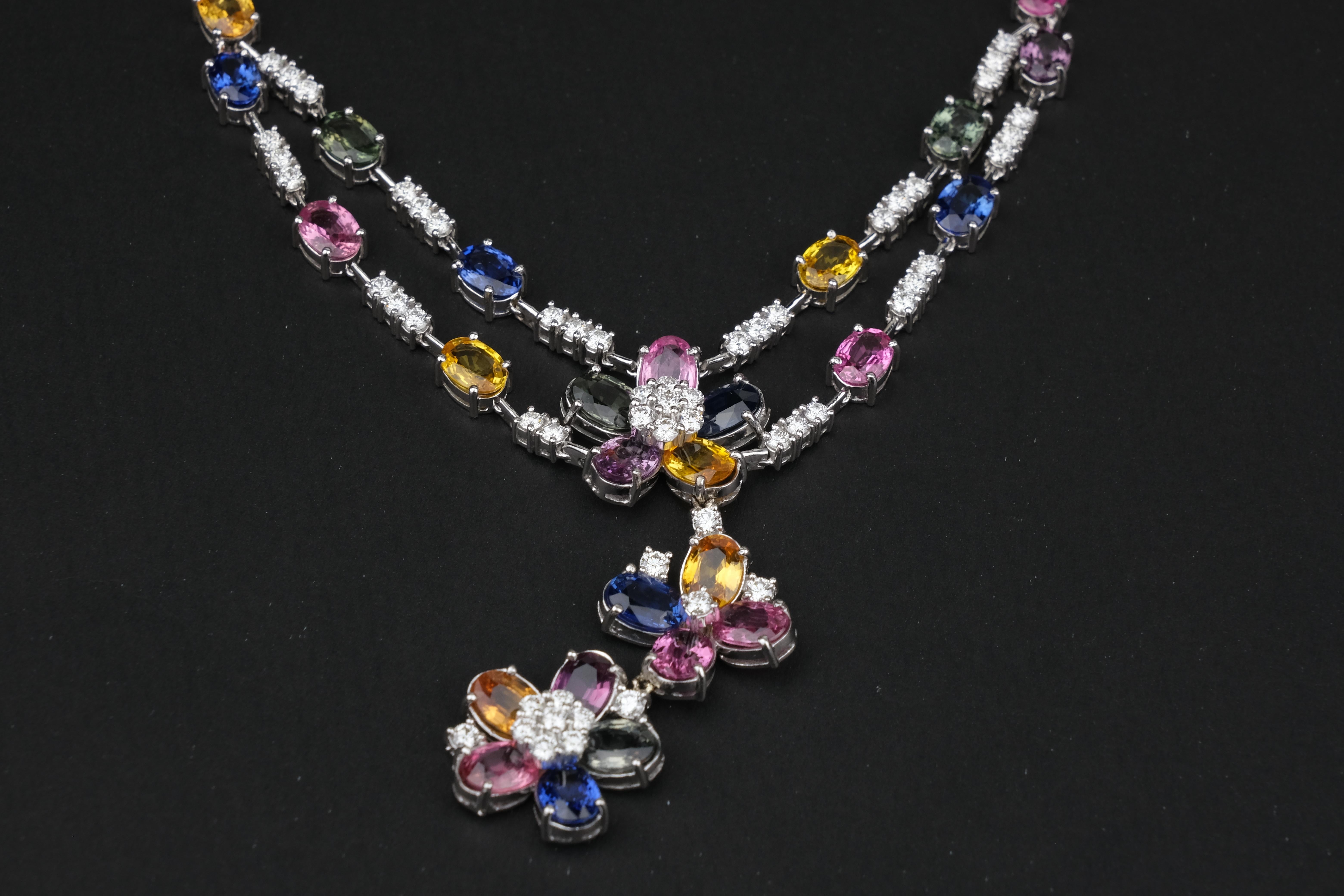 18 Karat Saphir und 5,33 Karat Diamant Floral Halskette

Es ist erstaunlich, wie viel Arbeit in dieser Halskette steckt. Allein die Auswahl der Saphire und das Zuschneiden in passende Formen muss Tage gedauert haben, und die Fassung mit den