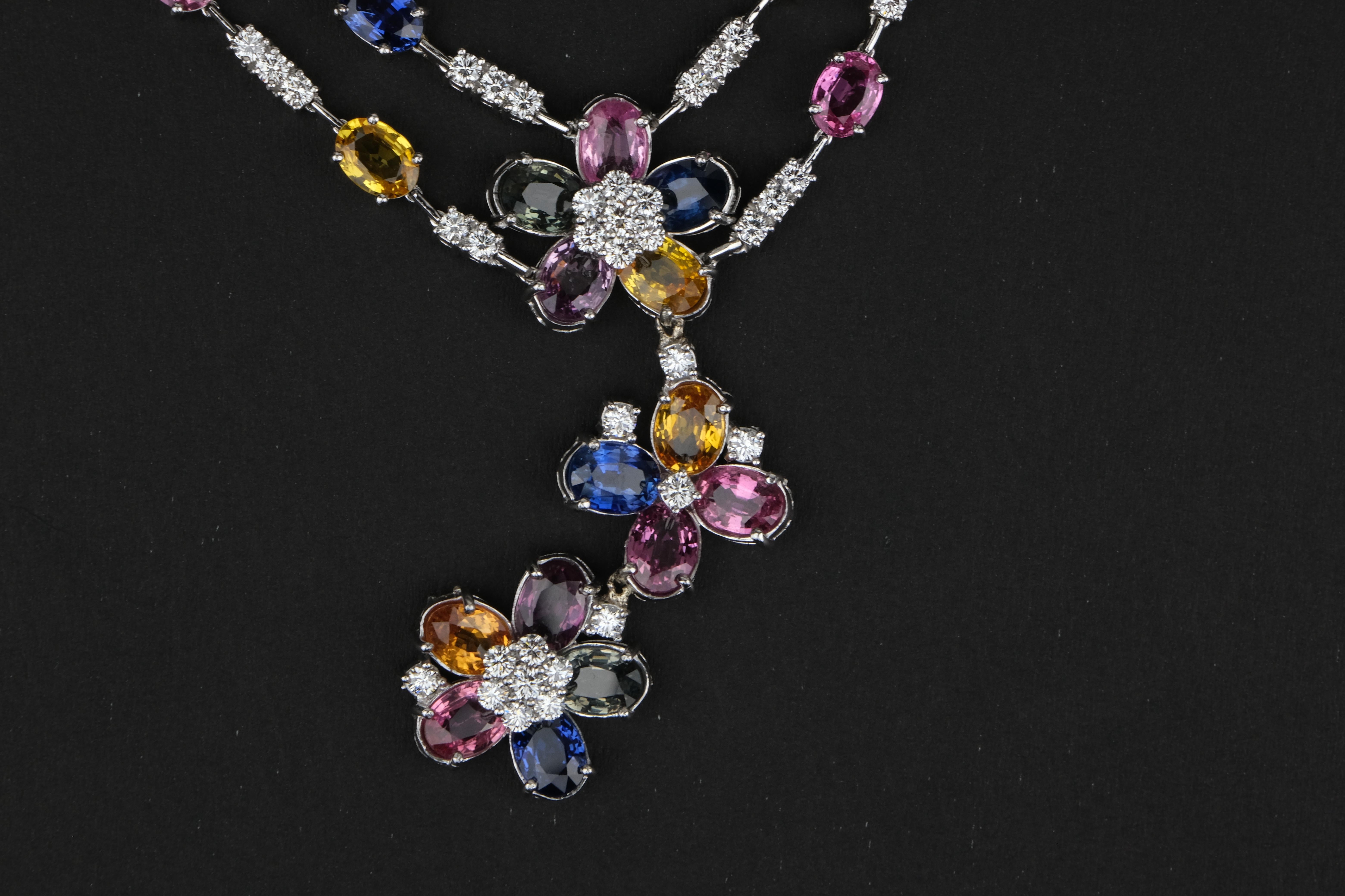 18 Karat Saphir und 5,33 Karat Diamant Floral Halskette (Ovalschliff) im Angebot