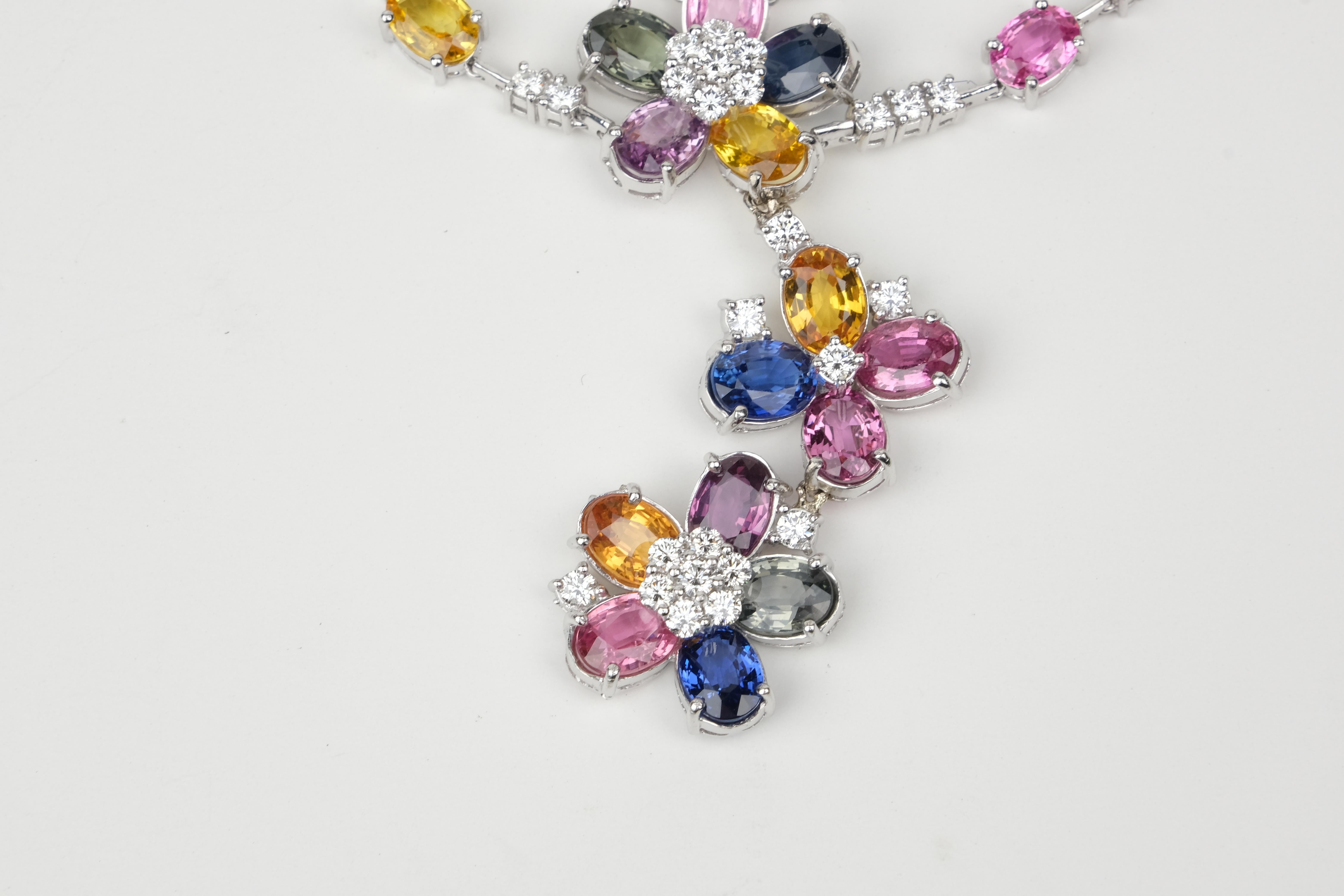 18 Karat Saphir und 5,33 Karat Diamant Floral Halskette im Zustand „Gut“ im Angebot in Bradford, Ontario